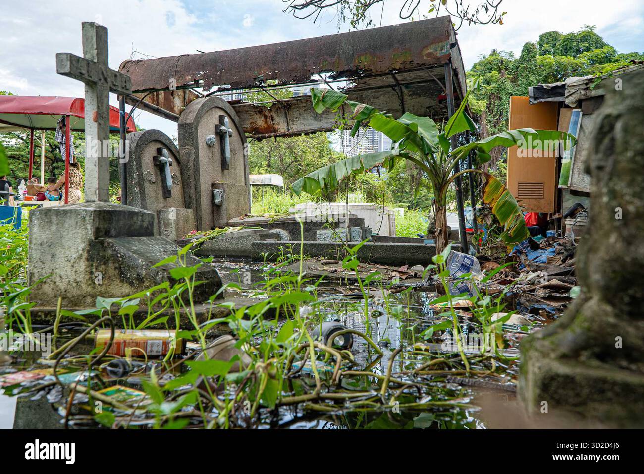 Manila, Manila, Philippinen. November 2025. Einige Gräber sind aufgrund der schlechten Entwässerung auf dem Manila South Cemetery in Makati am Allerheiligen-Tag 2025 überflutet. (Kreditbild: © Jyor so/ZUMA Press Wire) NUR REDAKTIONELLE VERWENDUNG! Nicht für kommerzielle ZWECKE! Stockfoto