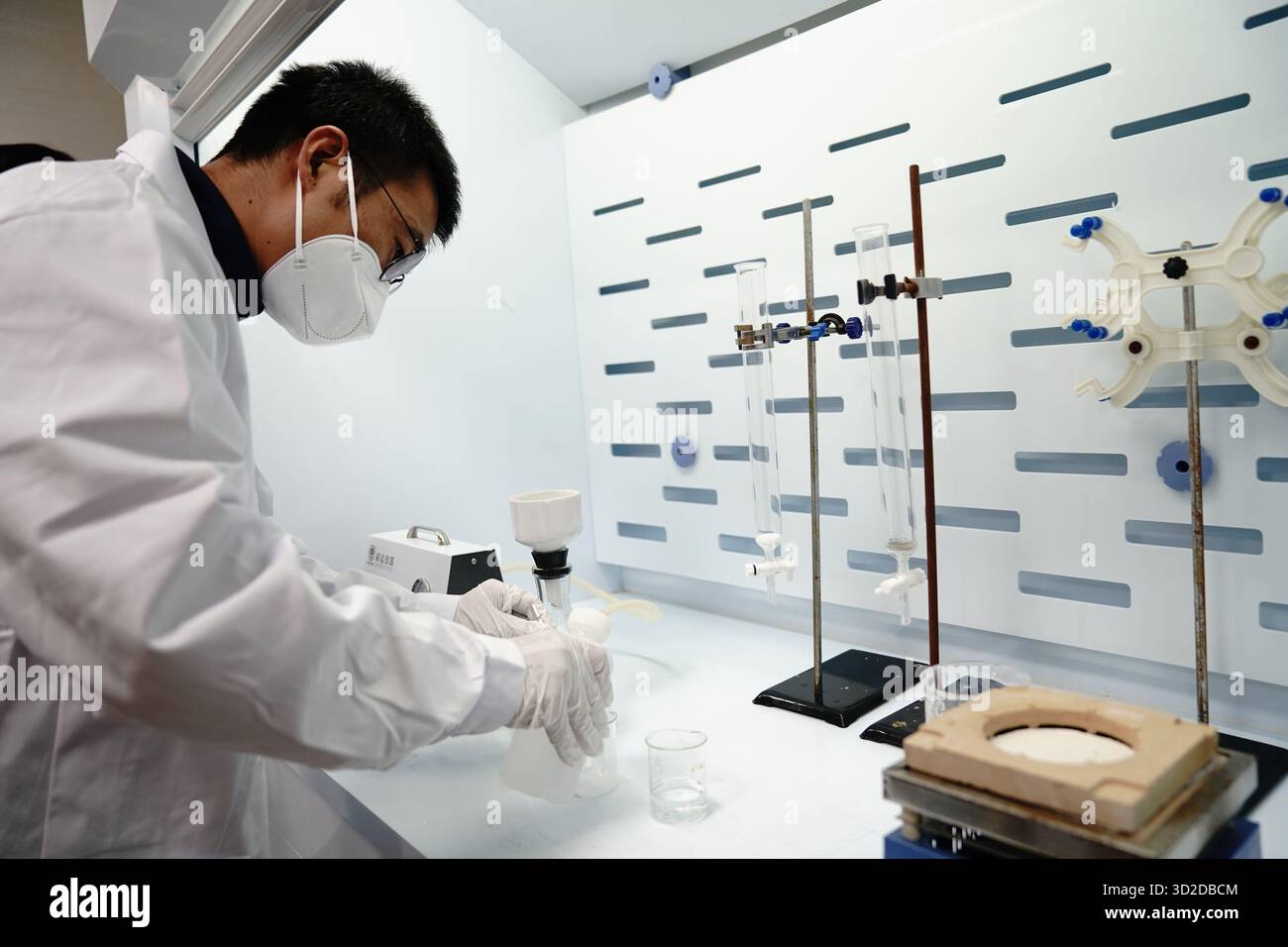 (251101) -- SHANGHAI, 1. November 2025 (Xinhua) -- Ein Forscher arbeitet im Strahlenüberwachungslabor auf dem Wuwei Campus des Shanghai Institute of Applied Physics (SINAP) der Chinesischen Akademie der Wissenschaften im Minqin County der Stadt Wuwei, nordwestchinesische Provinz Gansu, 24. Oktober 2025. China hat erfolgreich die erste Umwandlung von Thorium in Uran in einem Thorium Molten Salt Reactor (TMSR) erreicht und nach der Beladung von Thorium-Brennstoffen valide experimentelle Daten gewonnen, die die technische Machbarkeit der Thorium-Nutzung in einem Schmelzsalzreaktor, dem Kernenergiesystem Tacco, bestätigen Stockfoto