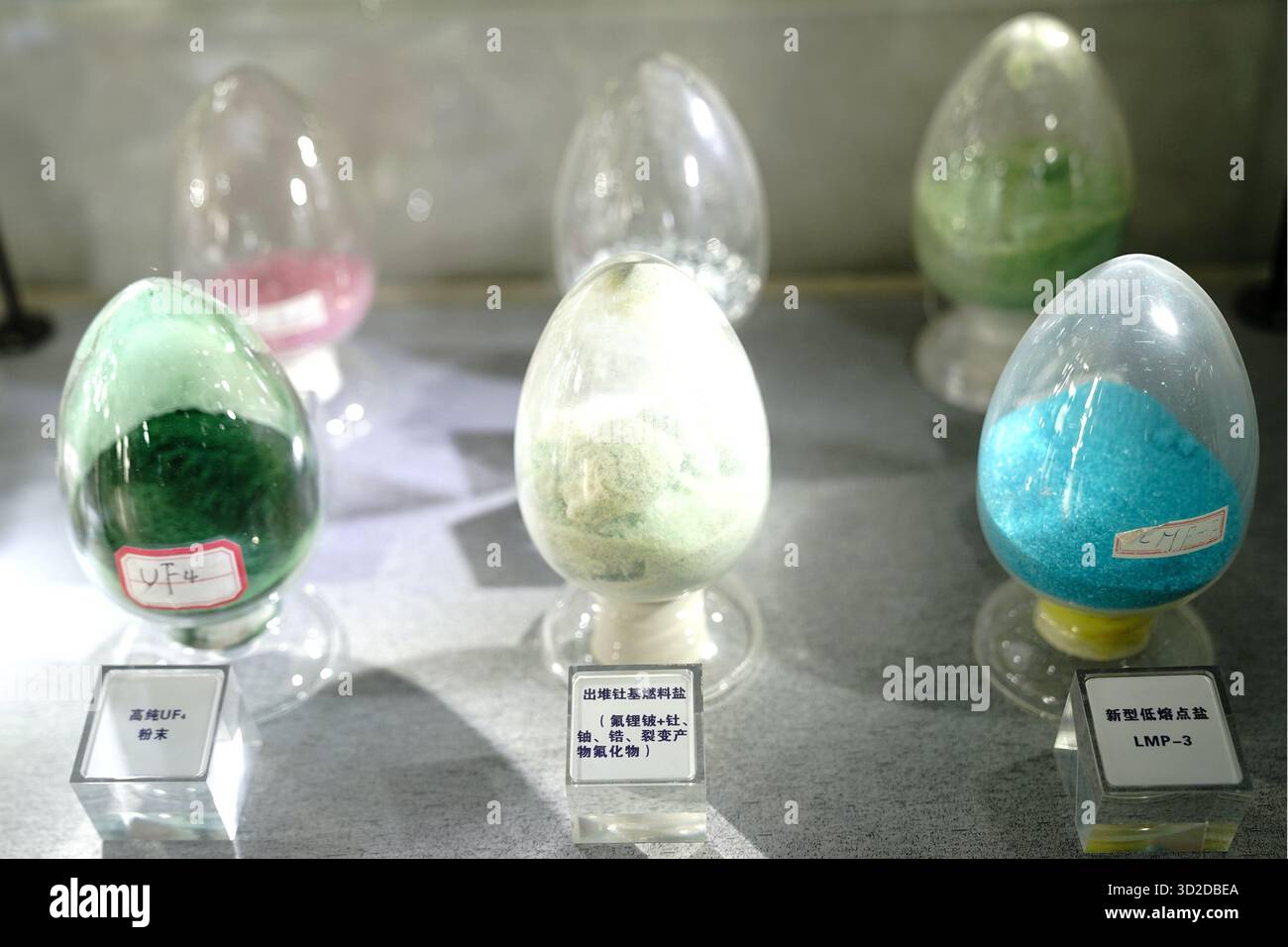 (251101) -- SHANGHAI, 1. November 2025 (Xinhua) -- dieses Foto zeigt Schlüsselkomponenten des Brennstoffs für den experimentellen Thorium-Salzreaktor (TMSR), der auf dem Campus Wuwei des Shanghai Institute of Applied Physics (SINAP) der Chinesischen Akademie der Wissenschaften im Minqin County der Stadt Wuwei, Nordwesten Chinas Provinz Gansu, 24. Oktober 2025 gezeigt wird. China hat erfolgreich die erste Umwandlung von Thorium in Uran in einen Thorium Molten Salt Reactor (TMSR) erreicht und nach der Beladung von Thorium-Brennstoffen valide experimentelle Daten gewonnen, die die technische Machbarkeit der Thorium-Nutzung bestätigen Stockfoto