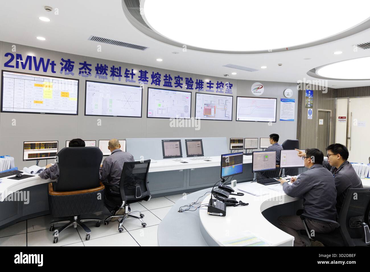 (251101) -- SHANGHAI, 1. November 2025 (Xinhua) -- Forscher arbeiten im Kontrollraum des experimentellen Thorium-Salzreaktors (TMSR) auf dem Campus Wuwei des Shanghai Institute of Applied Physics (SINAP) der Chinesischen Akademie der Wissenschaften im Minqin County der Stadt Wuwei, nordwestchinesische Provinz Gansu, 24. Oktober 2025. China hat erfolgreich die erste Umwandlung von Thorium in Uran in einen Thorium Molten Salt Reactor (TMSR) erreicht und nach der Beladung von Thorium-Brennstoffen valide experimentelle Daten erhalten, die die technische Machbarkeit der Thorium-Nutzung in einem geschmolzenen Salz r bestätigen Stockfoto