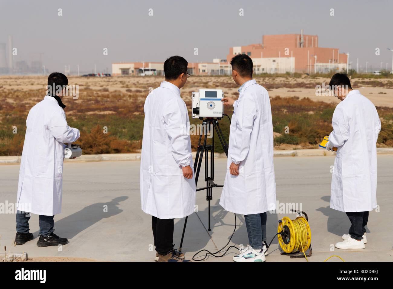 (251101) -- SHANGHAI, 1. November 2025 (Xinhua) -- Forscher führen Umweltüberwachung auf dem Wuwei Campus des Shanghai Institute of Applied Physics (SINAP) der Chinesischen Akademie der Wissenschaften im Minqin County der Stadt Wuwei, nordwestchinesische Provinz Gansu, 24. Oktober 2025 durch. China hat erfolgreich die erste Umwandlung von Thorium in Uran in einem Thorium Molten Salt Reactor (TMSR) erreicht und nach der Beladung von Thorium-Brennstoffen valide experimentelle Daten erhalten, die die technische Machbarkeit der Thorium-Nutzung in einem Schmelzsalzreaktor-Kernenergiesystem bestätigen Stockfoto