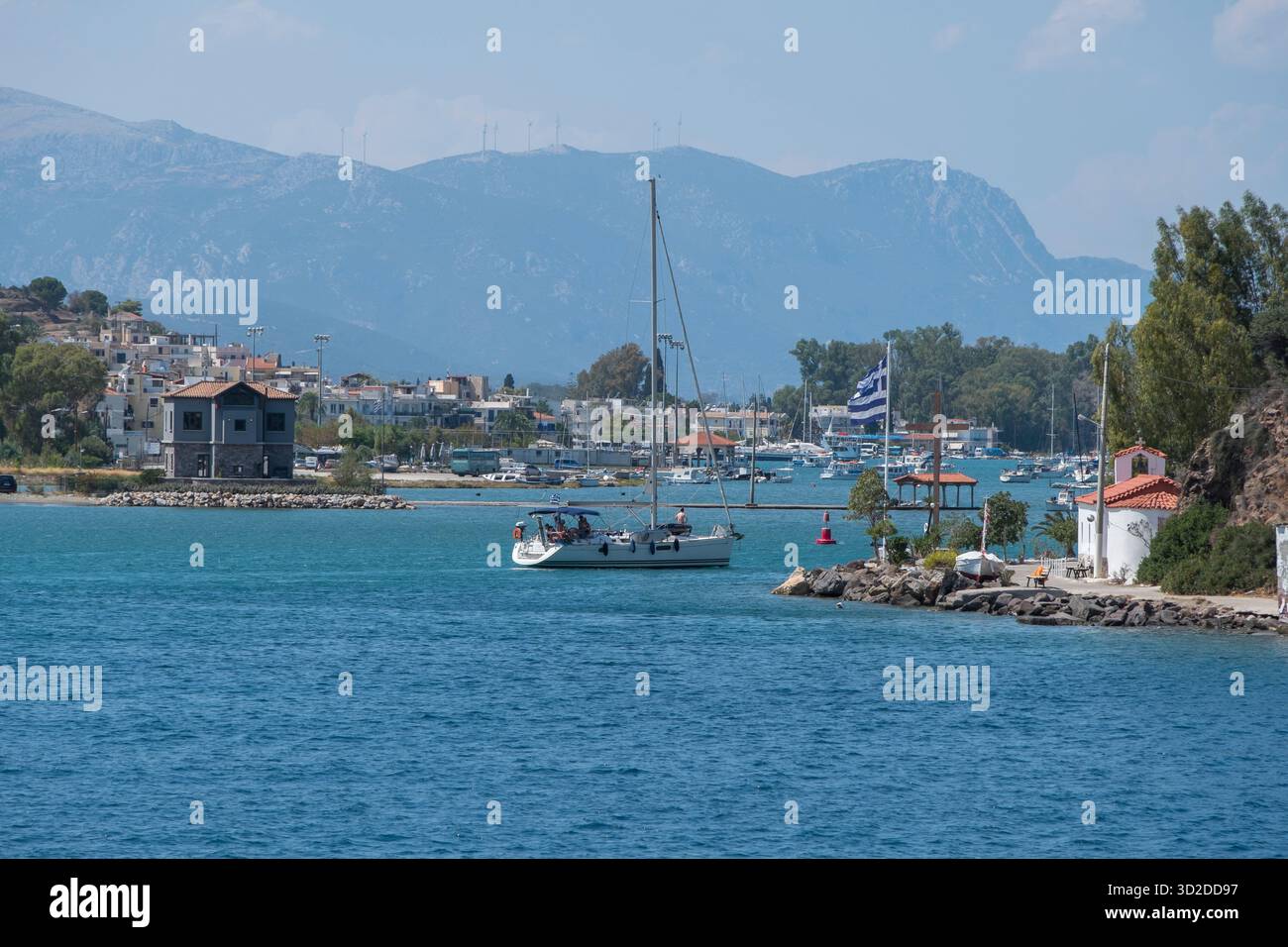 Landschaft und Eingang zum Hafen der Insel Poros in Griechenland Stockfoto