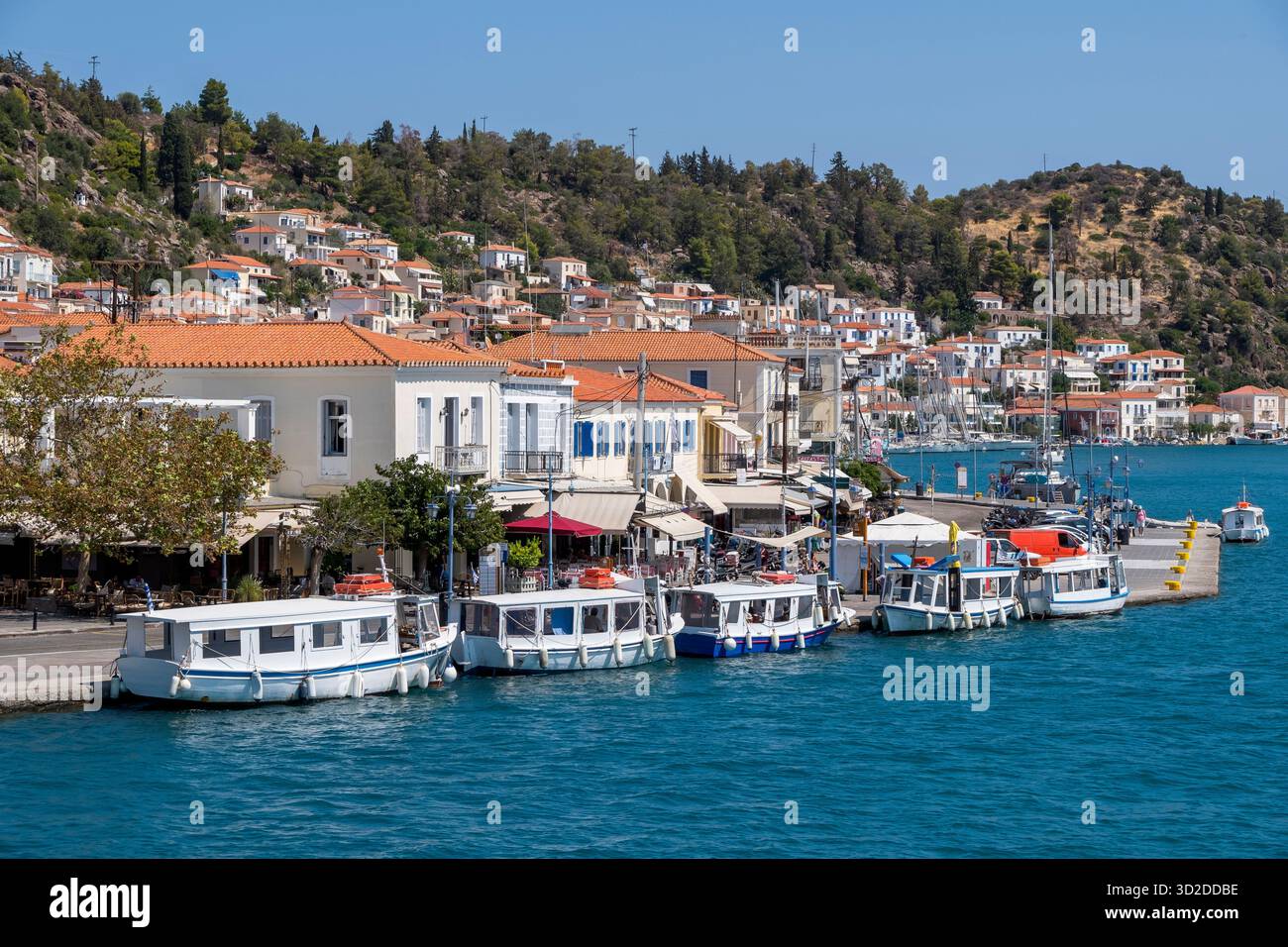 Boote und Küste der Insel Poros, Griechenland Stockfoto