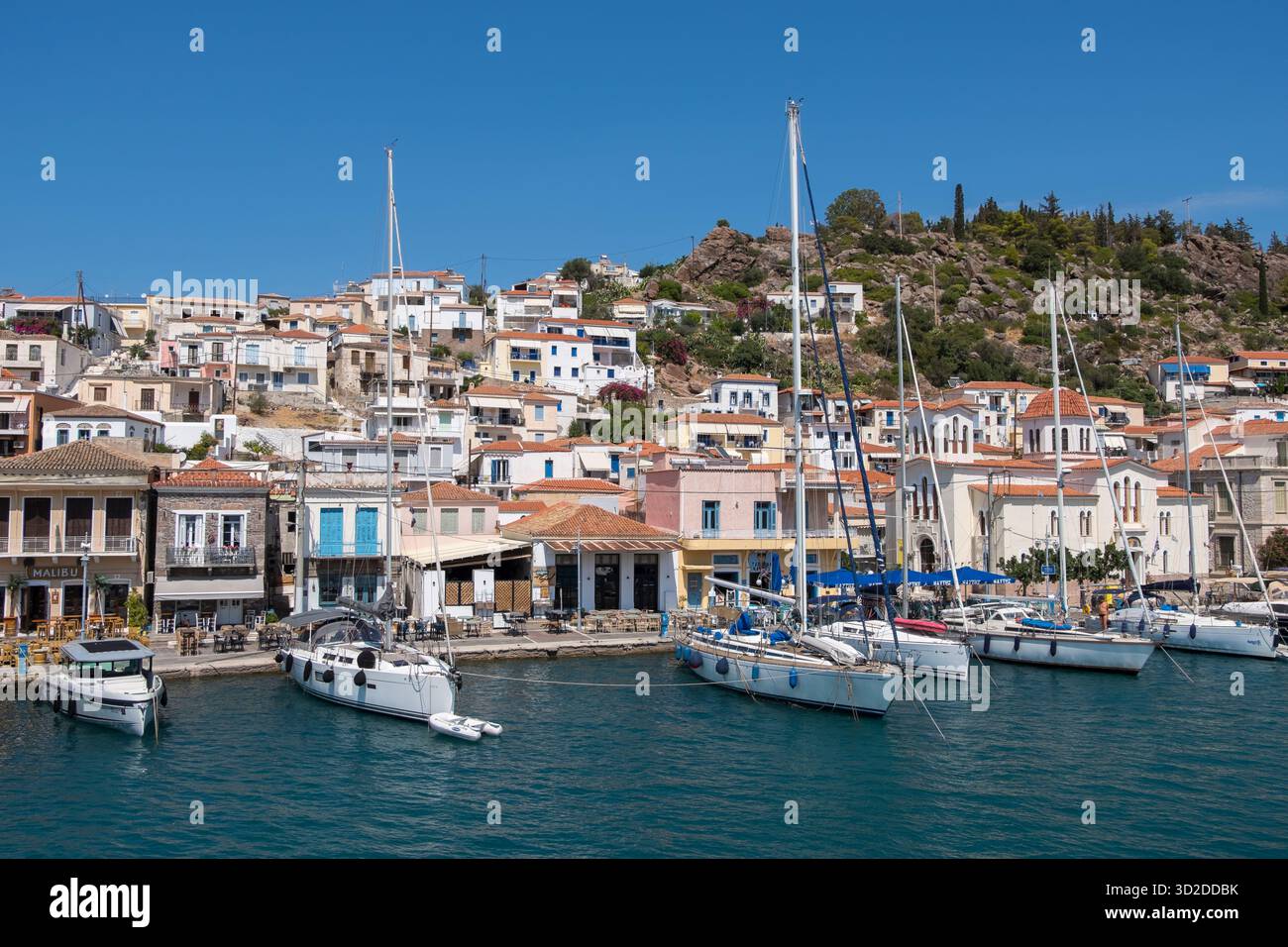 Hafen und Dorf an der Küste der Insel Poros, Griechenland Stockfoto