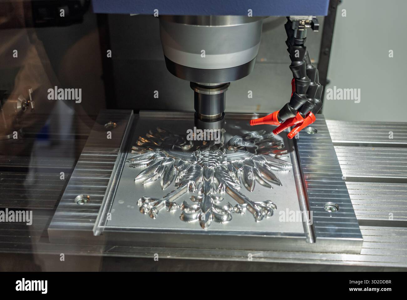 CNC-Drehfräsmaschine für Metallbearbeitung mit Kühlmittel. Fräsen eines Stahlstücks. Industrieller Schneidprozess für die Metallbearbeitung auf cnc-Maschine. Fräswerkzeug mit Stockfoto