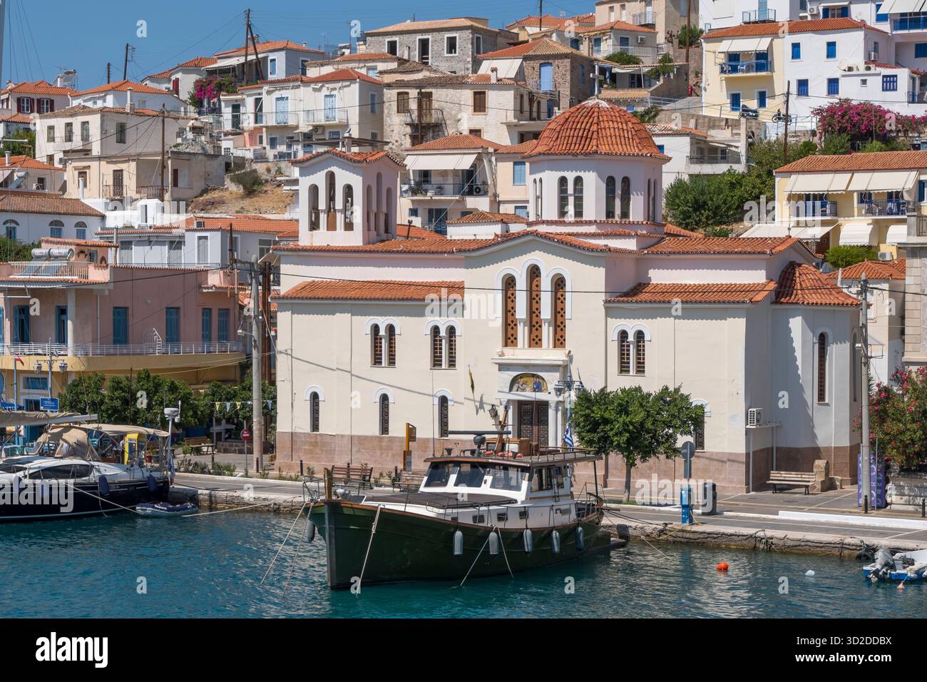 Boote und Kirche auf der Insel Poros in Griechenland Stockfoto
