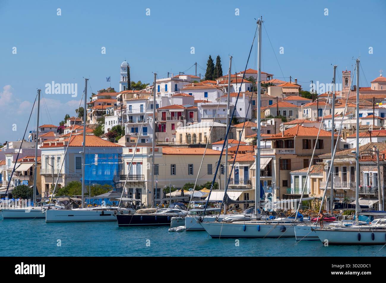 Segelboote im Hafen der Insel Poros, Griechenland Stockfoto