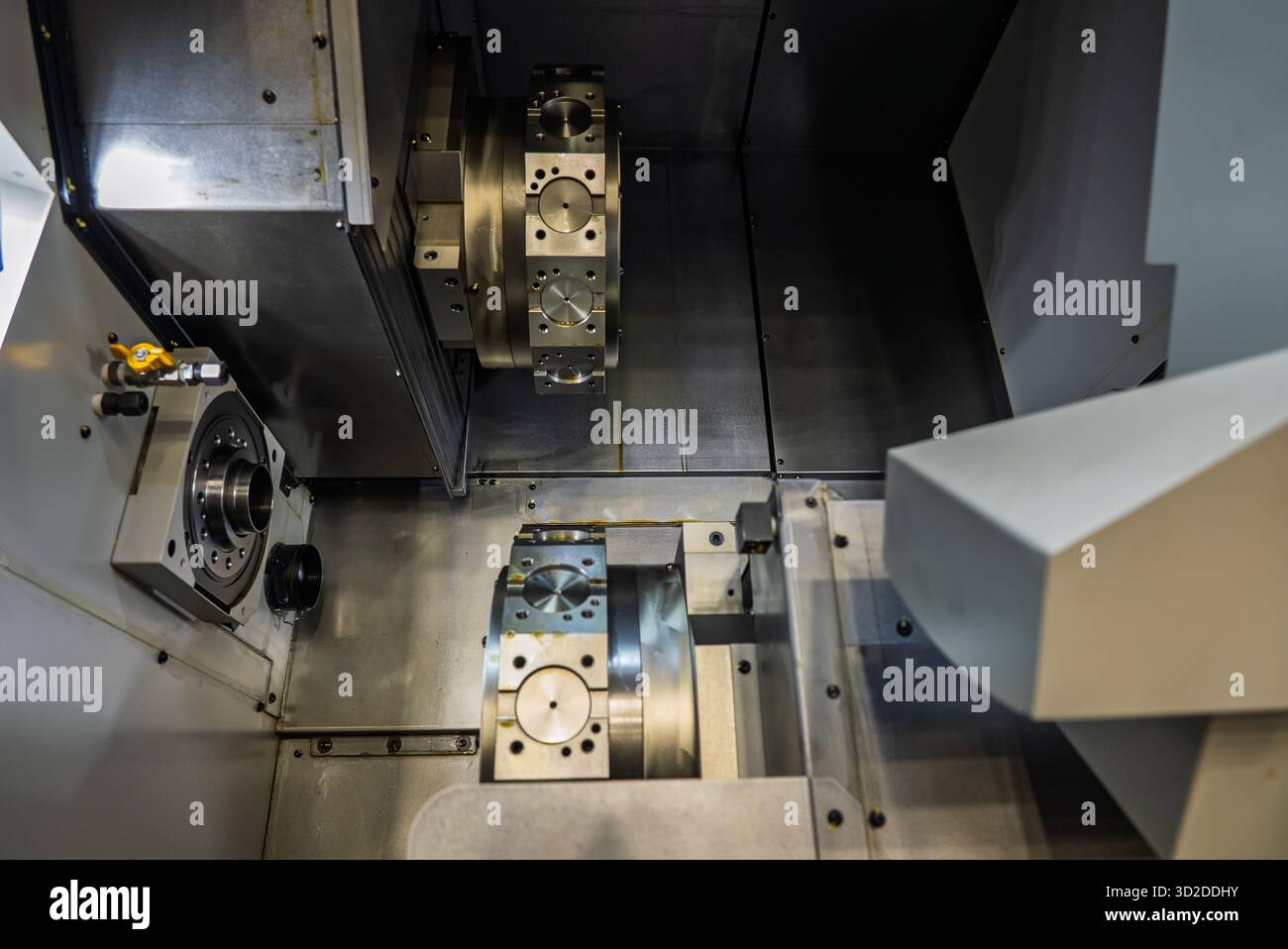 CNC-Maschine. Die CNC-Dreh- oder Drehmaschine. Drehende numerische Steuermaschine mit Werkzeugen und Spannfutter. Innenansicht einer cnc-Maschine. CNC-Drehmaschine Stockfoto