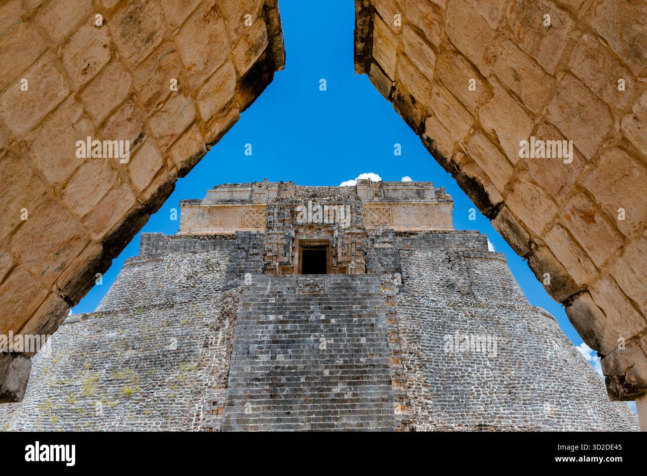 Die Pyramide des Soothsayers von Uxmal durch die Form eines Maya-Bogens in Yucatan im Süden Mexikos Stockfoto