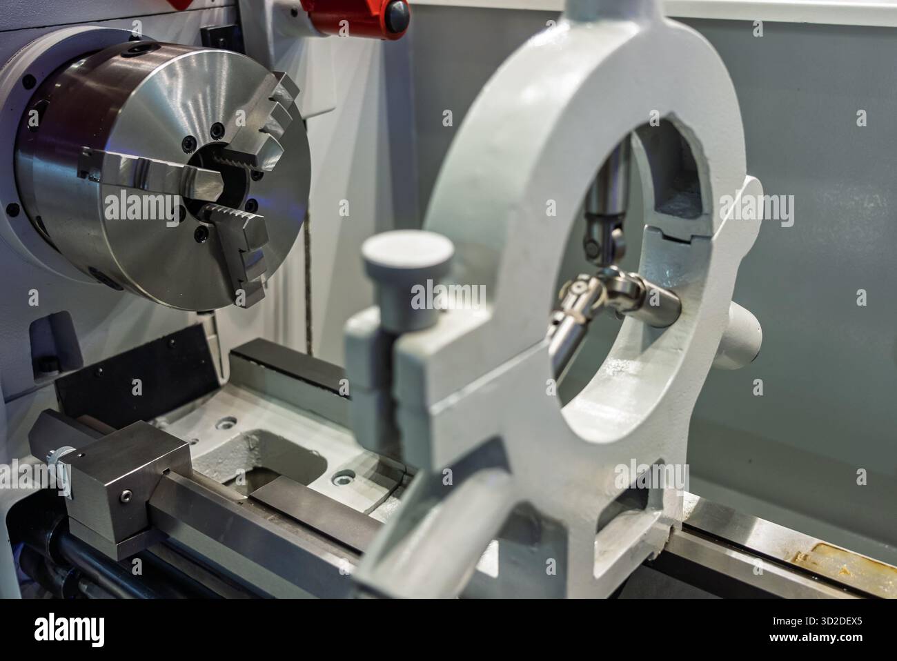 CNC-Maschine. Die CNC-Dreh- oder Drehmaschine. Drehende numerische Steuermaschine mit Werkzeugen und Spannfutter. Innenansicht einer cnc-Maschine. CNC-Drehmaschine Stockfoto