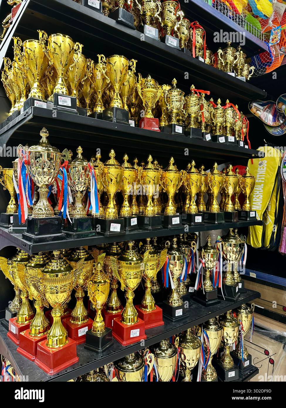 Billige goldene Trophäen - Smartphone-aufgenommenes Stockfoto