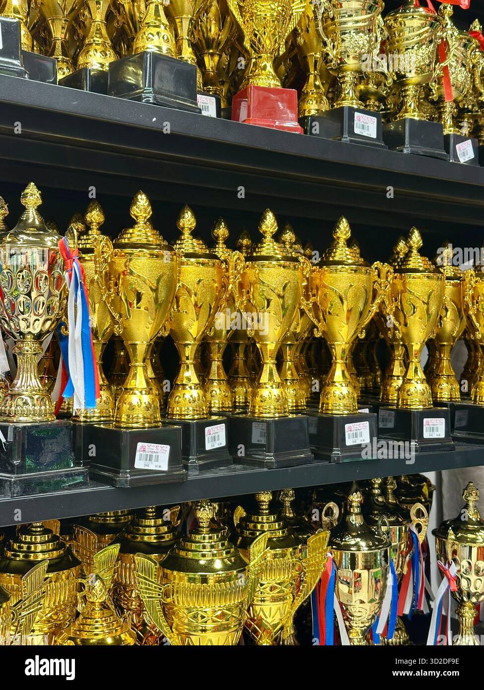 Billige goldene Trophäen - Smartphone-aufgenommenes Stockfoto
