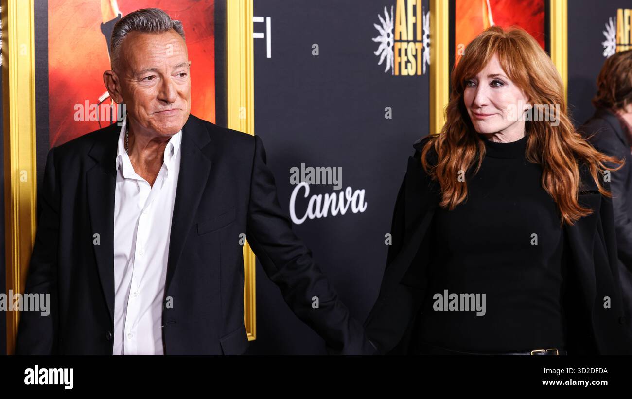 HOLLYWOOD, LOS ANGELES, KALIFORNIEN, USA - 22. OKTOBER: Der amerikanische Sänger, Songwriter und Gitarrist Bruce Springsteen und seine Frau/amerikanische Singer-Songwriterin und Gitarrist Patti Scialfa treffen am AFI (American Film Institute) fest 2025 ein 2025, das von Canva präsentiert wird. (Foto: Xavier Collin/Image Press Agency) Stockfoto