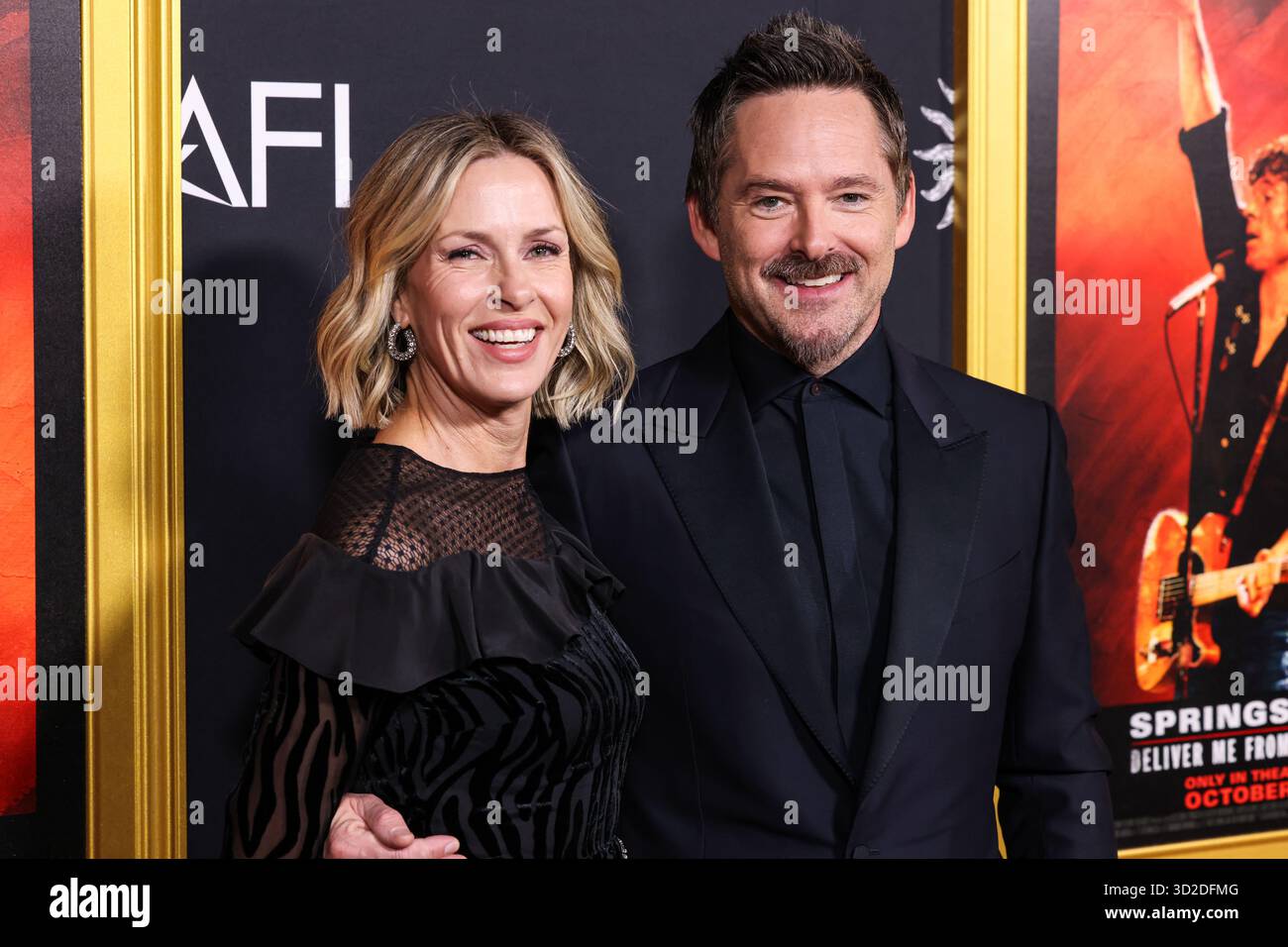 HOLLYWOOD, LOS ANGELES, KALIFORNIEN, USA - 22. OKTOBER: Jocelyne Cooper und Ehemann/US-amerikanischer Filmemacher und ehemaliger Schauspieler Scott Cooper kommen am AFI (American Film Institute) fest 2025, das von Canva präsentiert wird - Opening Night Gala Premiere von „Springsteen: Deliver Me from Nowhere“ der 20th Century Studios am 22. Oktober 2025 im TCL Chinese Theatre IMAX in Hollywood, Los Angeles, Kalifornien, USA. (Foto: Xavier Collin/Image Press Agency) Stockfoto