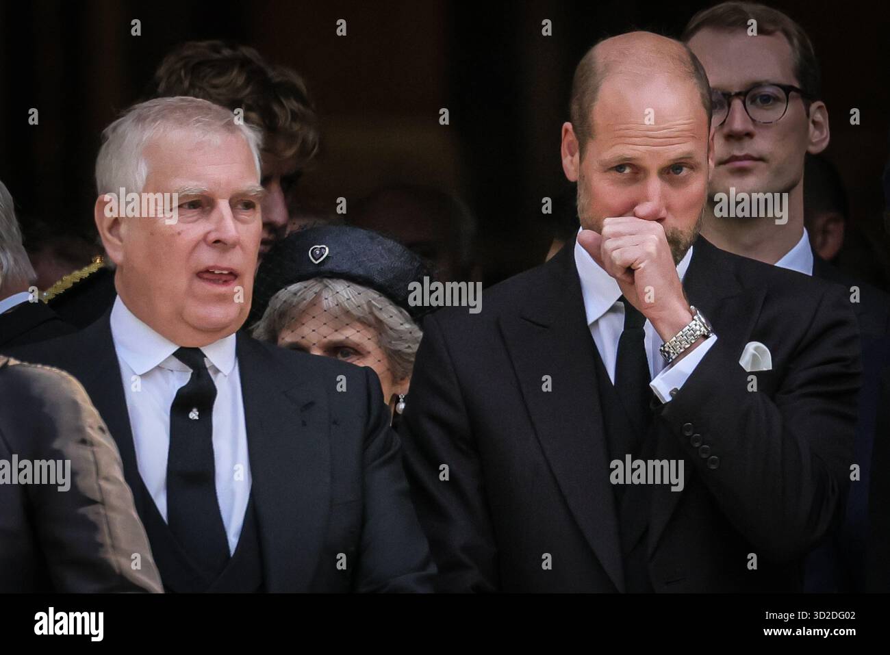 Prinz Andrew, jetzt Andrew Mountbatten Windsor und Prinz William, Prinz von Wales bei der Herzogin of Kent Beeral in London Stockfoto