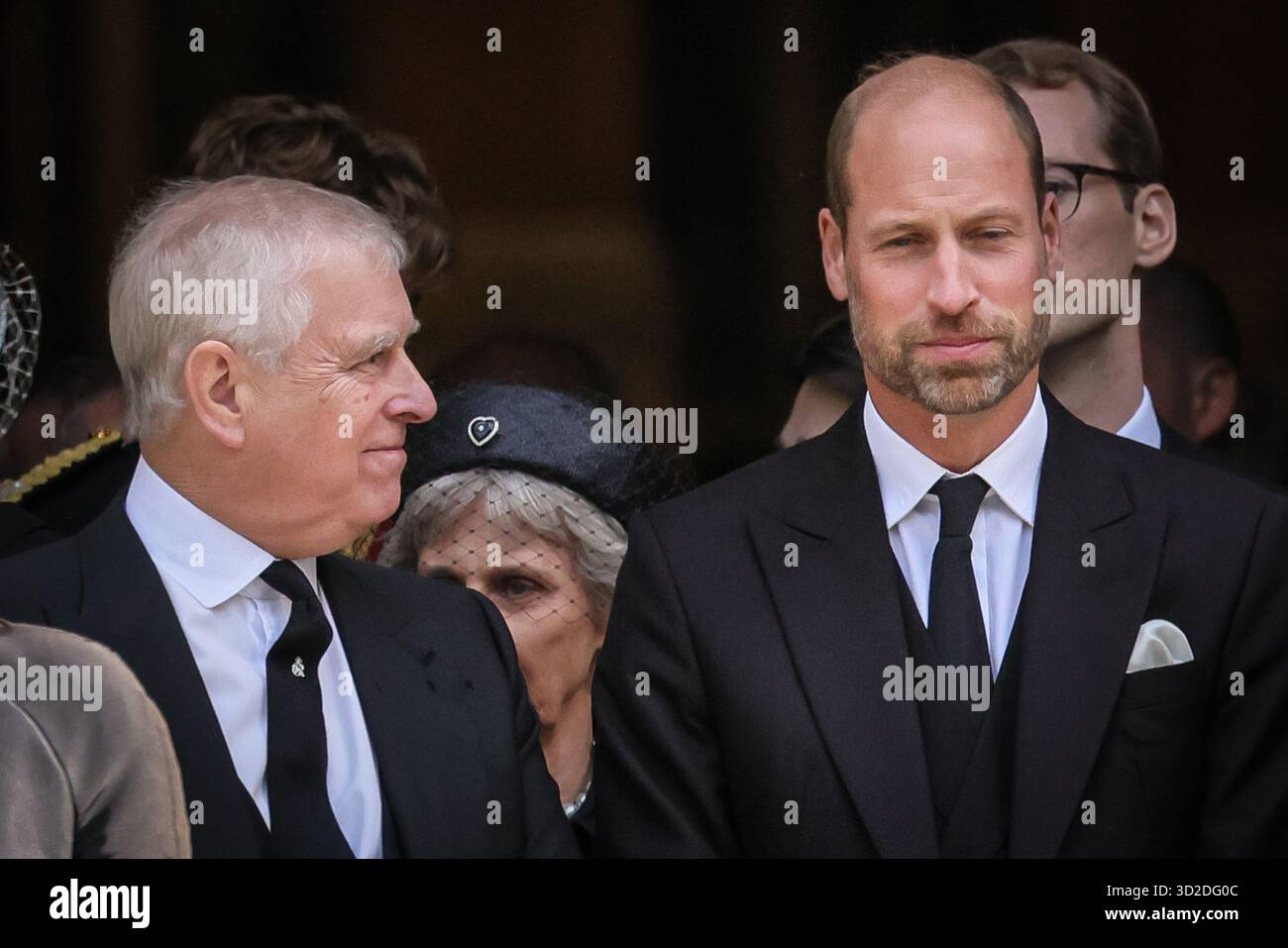 London, UK, 16. September 2025. Trauernde, einschließlich Mitglieder der Königlichen Familie, werden beobachtet, wie sie ihren Respekt erweisen, während der Sarg ausgeführt wird und in die Gehöre hineingeht. Nach der A Requiem-Messe, einer katholischen Trauerfeier für die Herzogin von Kent, die am 4. September verstorben ist, verlässt sie die Westminster Cathedral. Stockfoto