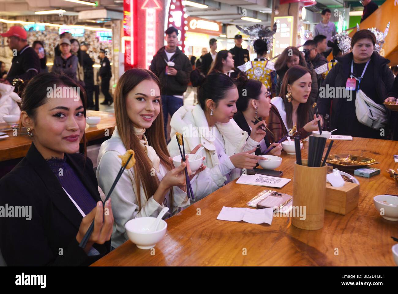 GUIYANG, CHINA - 1. NOVEMBER 2025 - die Schönheiten, die am Miss Friendship International Global Finals 2025 teilnahmen, probierten am 1. November 2025 Spezialitäten auf dem Qingyun Market in Guiyang, Provinz Guizhou, China. Stockfoto