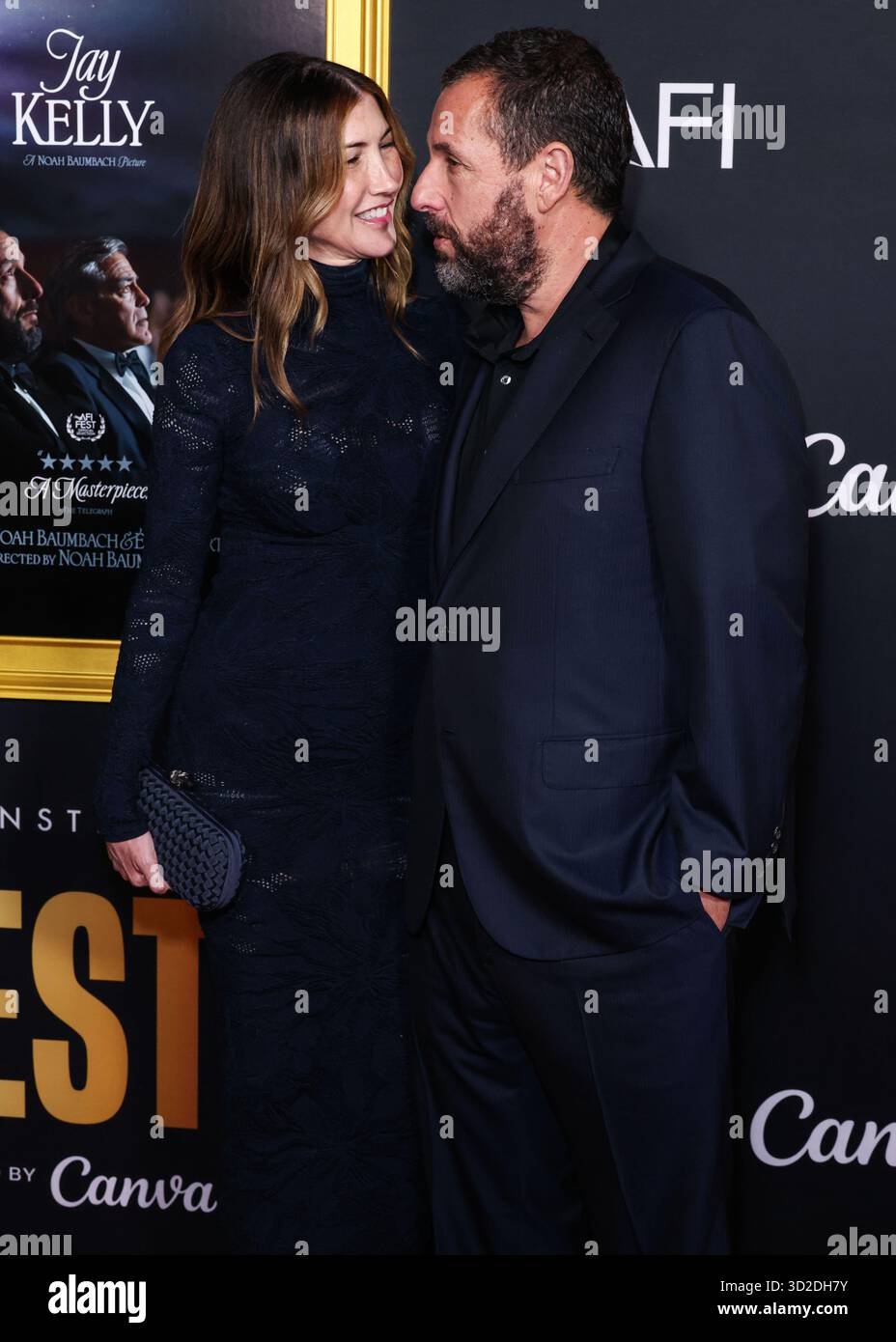 HOLLYWOOD, LOS ANGELES, KALIFORNIEN, USA - 23. OKTOBER: Die US-amerikanische Schauspielerin und Ex-Model Jackie Sandler und der US-amerikanische Schauspieler und Komiker Adam Sandler kommen beim AFI (American Film Institute) fest 2025, das von Canva präsentiert wird - Premiere von Netflix 'Jay Kelly', das am 23. Oktober 2025 im TCL Chinese Theatre IMAX in Hollywood, Los Angeles, Kalifornien, USA stattfand. (Foto: Xavier Collin/Image Press Agency) Stockfoto