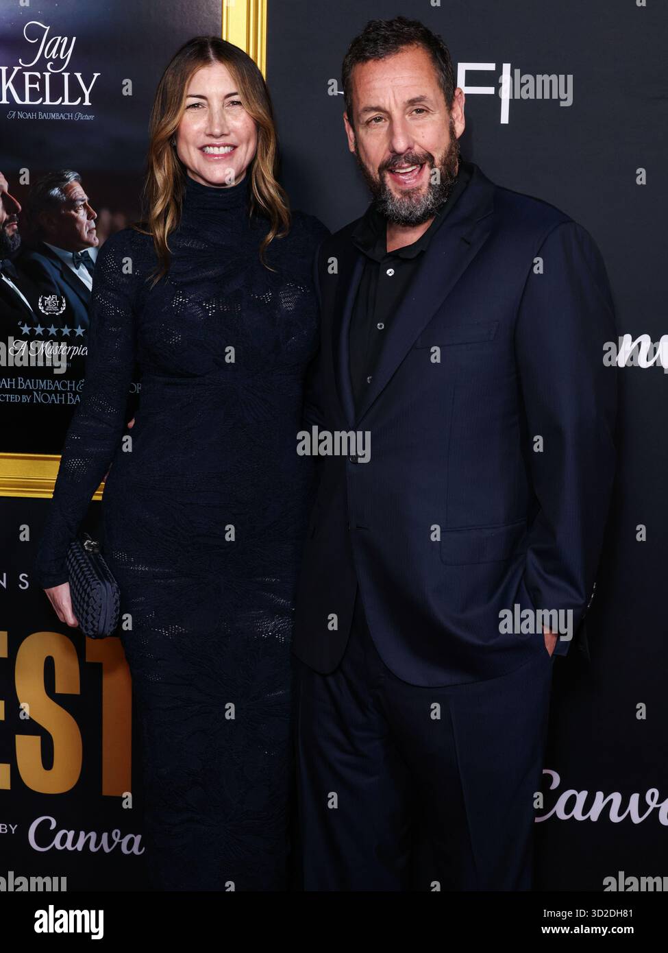 HOLLYWOOD, LOS ANGELES, KALIFORNIEN, USA - 23. OKTOBER: Die US-amerikanische Schauspielerin und Ex-Model Jackie Sandler und der US-amerikanische Schauspieler und Komiker Adam Sandler kommen beim AFI (American Film Institute) fest 2025, das von Canva präsentiert wird - Premiere von Netflix 'Jay Kelly', das am 23. Oktober 2025 im TCL Chinese Theatre IMAX in Hollywood, Los Angeles, Kalifornien, USA stattfand. (Foto: Xavier Collin/Image Press Agency) Stockfoto
