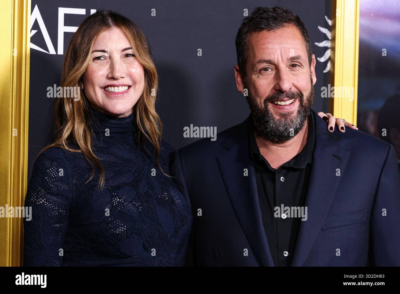 HOLLYWOOD, LOS ANGELES, KALIFORNIEN, USA - 23. OKTOBER: Die US-amerikanische Schauspielerin und Ex-Model Jackie Sandler und der US-amerikanische Schauspieler und Komiker Adam Sandler kommen beim AFI (American Film Institute) fest 2025, das von Canva präsentiert wird - Premiere von Netflix 'Jay Kelly', das am 23. Oktober 2025 im TCL Chinese Theatre IMAX in Hollywood, Los Angeles, Kalifornien, USA stattfand. (Foto: Xavier Collin/Image Press Agency) Stockfoto