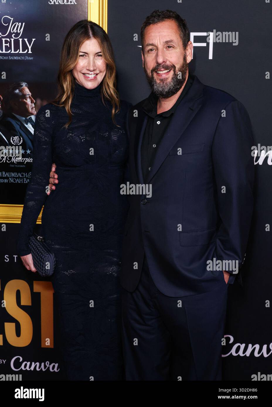 HOLLYWOOD, LOS ANGELES, KALIFORNIEN, USA - 23. OKTOBER: Die US-amerikanische Schauspielerin und Ex-Model Jackie Sandler und der US-amerikanische Schauspieler und Komiker Adam Sandler kommen beim AFI (American Film Institute) fest 2025, das von Canva präsentiert wird - Premiere von Netflix 'Jay Kelly', das am 23. Oktober 2025 im TCL Chinese Theatre IMAX in Hollywood, Los Angeles, Kalifornien, USA stattfand. (Foto: Xavier Collin/Image Press Agency) Stockfoto