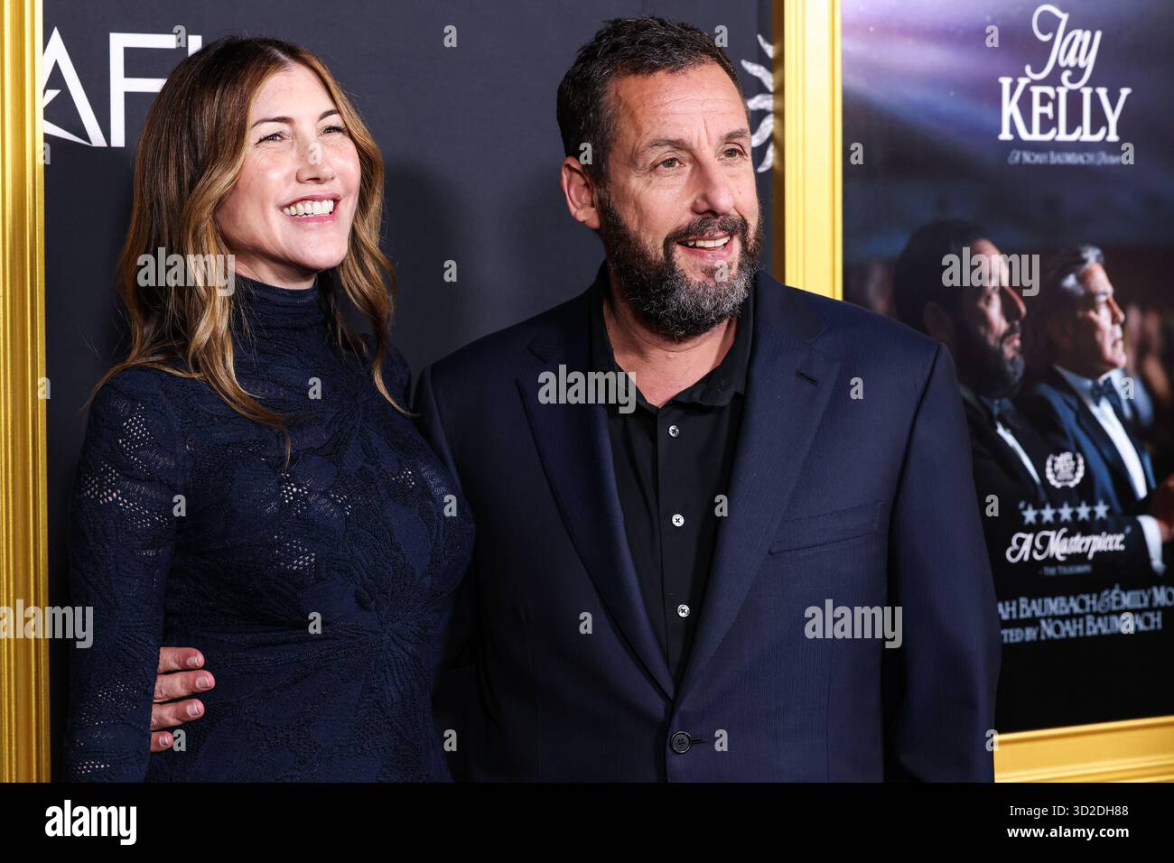 HOLLYWOOD, LOS ANGELES, KALIFORNIEN, USA - 23. OKTOBER: Die US-amerikanische Schauspielerin und Ex-Model Jackie Sandler und der US-amerikanische Schauspieler und Komiker Adam Sandler kommen beim AFI (American Film Institute) fest 2025, das von Canva präsentiert wird - Premiere von Netflix 'Jay Kelly', das am 23. Oktober 2025 im TCL Chinese Theatre IMAX in Hollywood, Los Angeles, Kalifornien, USA stattfand. (Foto: Xavier Collin/Image Press Agency) Stockfoto
