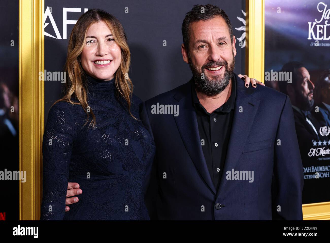 HOLLYWOOD, LOS ANGELES, KALIFORNIEN, USA - 23. OKTOBER: Die US-amerikanische Schauspielerin und Ex-Model Jackie Sandler und der US-amerikanische Schauspieler und Komiker Adam Sandler kommen beim AFI (American Film Institute) fest 2025, das von Canva präsentiert wird - Premiere von Netflix 'Jay Kelly', das am 23. Oktober 2025 im TCL Chinese Theatre IMAX in Hollywood, Los Angeles, Kalifornien, USA stattfand. (Foto: Xavier Collin/Image Press Agency) Stockfoto