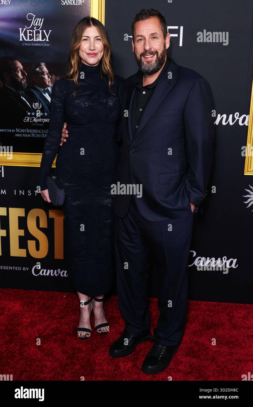 HOLLYWOOD, LOS ANGELES, KALIFORNIEN, USA - 23. OKTOBER: Die US-amerikanische Schauspielerin und Ex-Model Jackie Sandler und der US-amerikanische Schauspieler und Komiker Adam Sandler kommen beim AFI (American Film Institute) fest 2025, das von Canva präsentiert wird - Premiere von Netflix 'Jay Kelly', das am 23. Oktober 2025 im TCL Chinese Theatre IMAX in Hollywood, Los Angeles, Kalifornien, USA stattfand. (Foto: Xavier Collin/Image Press Agency) Stockfoto