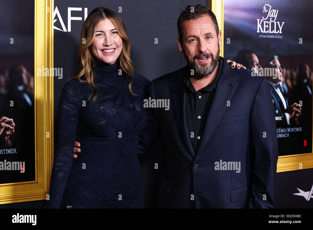 HOLLYWOOD, LOS ANGELES, KALIFORNIEN, USA - 23. OKTOBER: Die US-amerikanische Schauspielerin und Ex-Model Jackie Sandler und der US-amerikanische Schauspieler und Komiker Adam Sandler kommen beim AFI (American Film Institute) fest 2025, das von Canva präsentiert wird - Premiere von Netflix 'Jay Kelly', das am 23. Oktober 2025 im TCL Chinese Theatre IMAX in Hollywood, Los Angeles, Kalifornien, USA stattfand. (Foto: Xavier Collin/Image Press Agency) Stockfoto