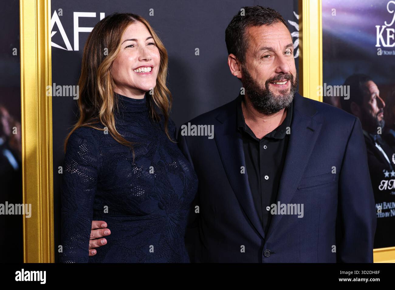 HOLLYWOOD, LOS ANGELES, KALIFORNIEN, USA - 23. OKTOBER: Die US-amerikanische Schauspielerin und Ex-Model Jackie Sandler und der US-amerikanische Schauspieler und Komiker Adam Sandler kommen beim AFI (American Film Institute) fest 2025, das von Canva präsentiert wird - Premiere von Netflix 'Jay Kelly', das am 23. Oktober 2025 im TCL Chinese Theatre IMAX in Hollywood, Los Angeles, Kalifornien, USA stattfand. (Foto: Xavier Collin/Image Press Agency) Stockfoto