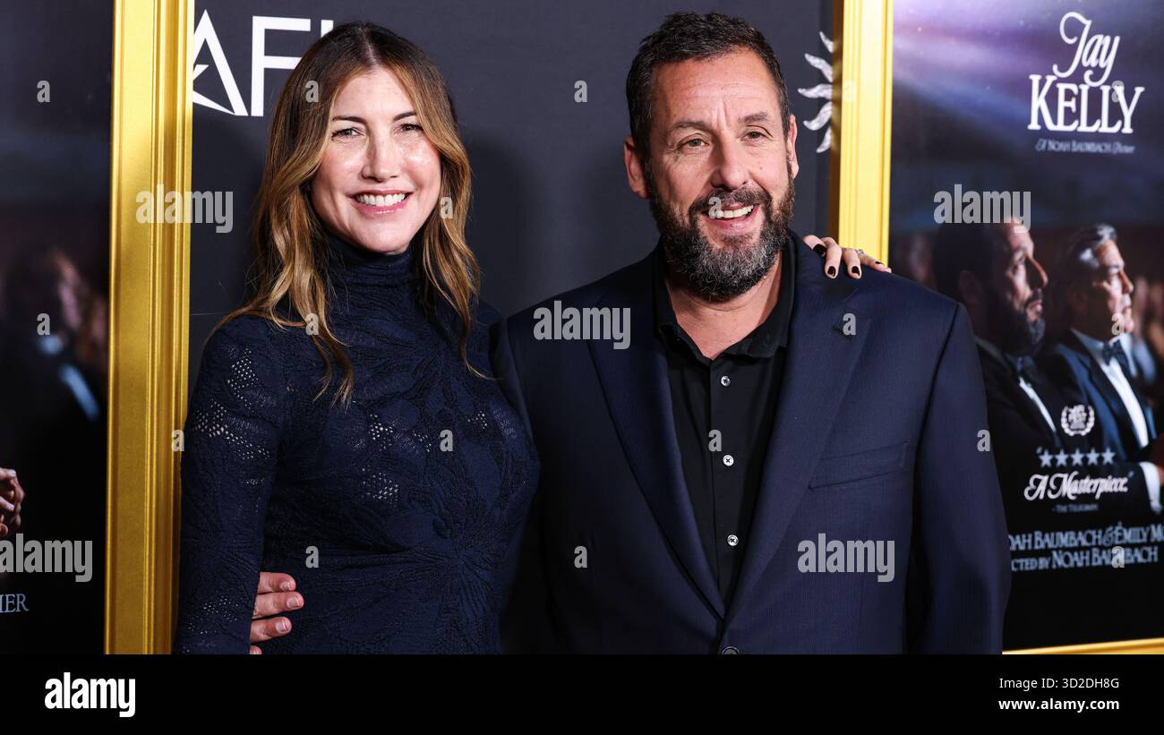 HOLLYWOOD, LOS ANGELES, KALIFORNIEN, USA - 23. OKTOBER: Die US-amerikanische Schauspielerin und Ex-Model Jackie Sandler und der US-amerikanische Schauspieler und Komiker Adam Sandler kommen beim AFI (American Film Institute) fest 2025, das von Canva präsentiert wird - Premiere von Netflix 'Jay Kelly', das am 23. Oktober 2025 im TCL Chinese Theatre IMAX in Hollywood, Los Angeles, Kalifornien, USA stattfand. (Foto: Xavier Collin/Image Press Agency) Stockfoto