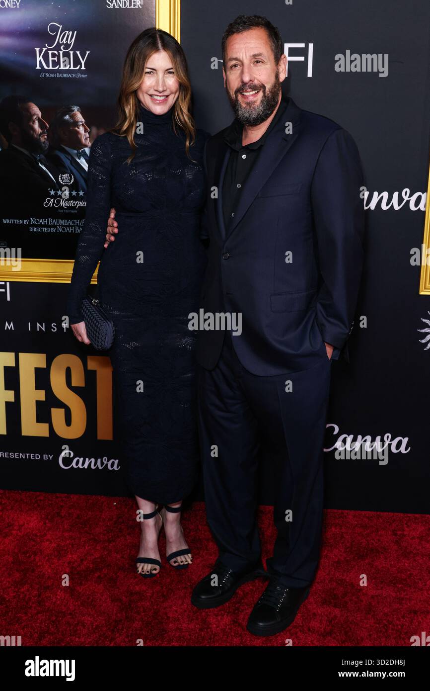 HOLLYWOOD, LOS ANGELES, KALIFORNIEN, USA - 23. OKTOBER: Die US-amerikanische Schauspielerin und Ex-Model Jackie Sandler und der US-amerikanische Schauspieler und Komiker Adam Sandler kommen beim AFI (American Film Institute) fest 2025, das von Canva präsentiert wird - Premiere von Netflix 'Jay Kelly', das am 23. Oktober 2025 im TCL Chinese Theatre IMAX in Hollywood, Los Angeles, Kalifornien, USA stattfand. (Foto: Xavier Collin/Image Press Agency) Stockfoto