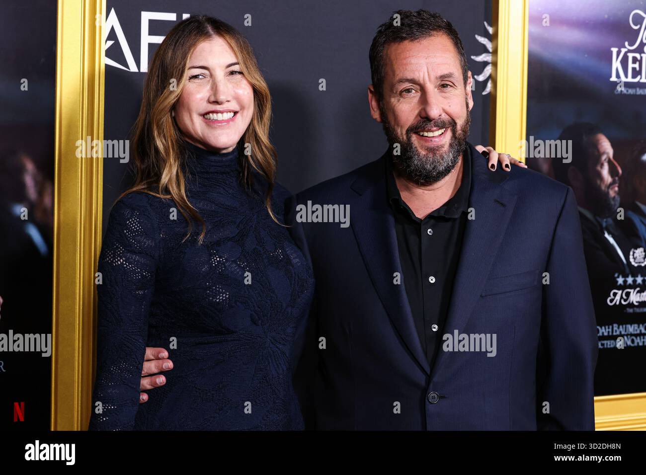 HOLLYWOOD, LOS ANGELES, KALIFORNIEN, USA - 23. OKTOBER: Die US-amerikanische Schauspielerin und Ex-Model Jackie Sandler und der US-amerikanische Schauspieler und Komiker Adam Sandler kommen beim AFI (American Film Institute) fest 2025, das von Canva präsentiert wird - Premiere von Netflix 'Jay Kelly', das am 23. Oktober 2025 im TCL Chinese Theatre IMAX in Hollywood, Los Angeles, Kalifornien, USA stattfand. (Foto: Xavier Collin/Image Press Agency) Stockfoto