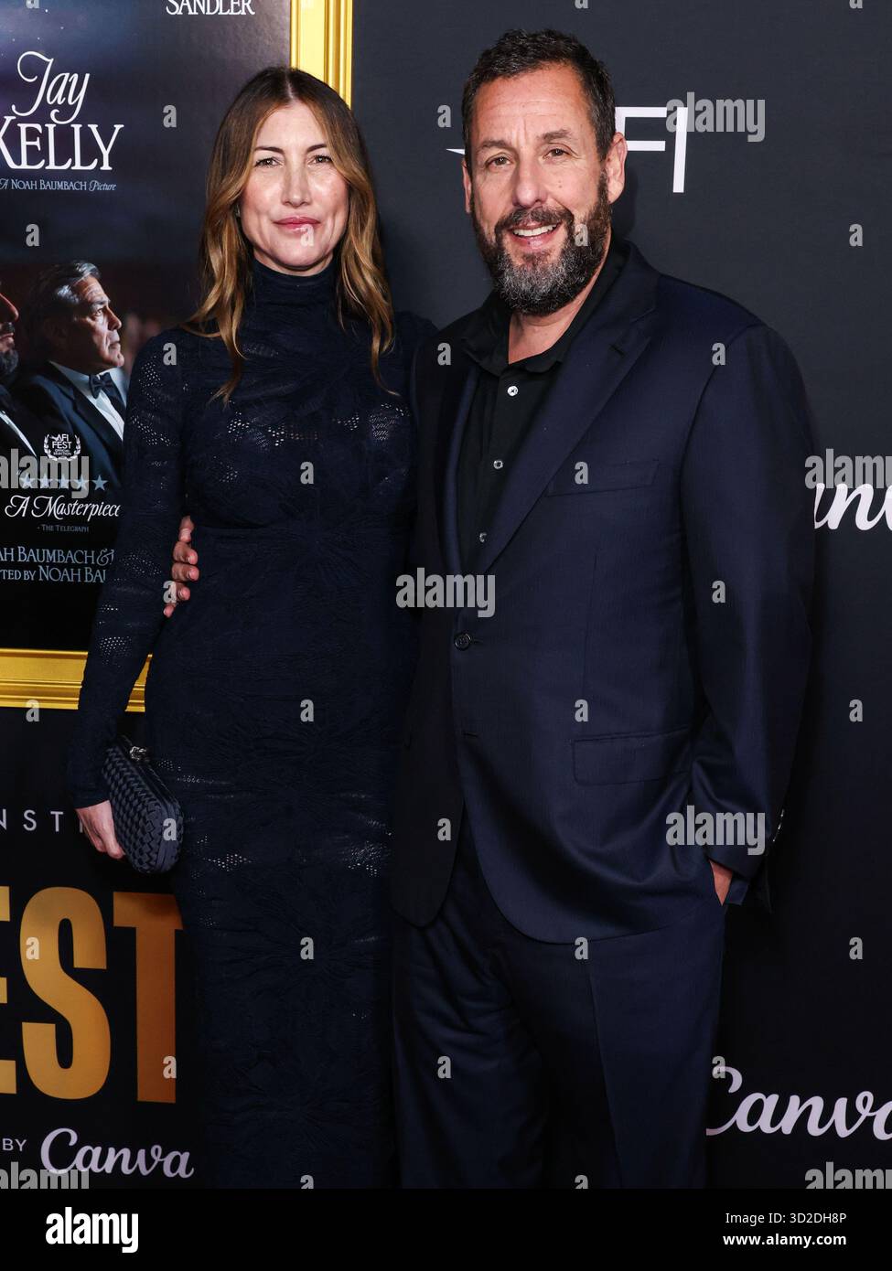HOLLYWOOD, LOS ANGELES, KALIFORNIEN, USA - 23. OKTOBER: Die US-amerikanische Schauspielerin und Ex-Model Jackie Sandler und der US-amerikanische Schauspieler und Komiker Adam Sandler kommen beim AFI (American Film Institute) fest 2025, das von Canva präsentiert wird - Premiere von Netflix 'Jay Kelly', das am 23. Oktober 2025 im TCL Chinese Theatre IMAX in Hollywood, Los Angeles, Kalifornien, USA stattfand. (Foto: Xavier Collin/Image Press Agency) Stockfoto