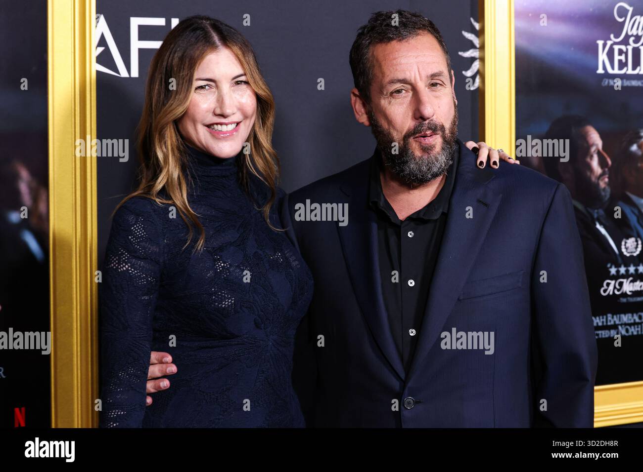 HOLLYWOOD, LOS ANGELES, KALIFORNIEN, USA - 23. OKTOBER: Die US-amerikanische Schauspielerin und Ex-Model Jackie Sandler und der US-amerikanische Schauspieler und Komiker Adam Sandler kommen beim AFI (American Film Institute) fest 2025, das von Canva präsentiert wird - Premiere von Netflix 'Jay Kelly', das am 23. Oktober 2025 im TCL Chinese Theatre IMAX in Hollywood, Los Angeles, Kalifornien, USA stattfand. (Foto: Xavier Collin/Image Press Agency) Stockfoto