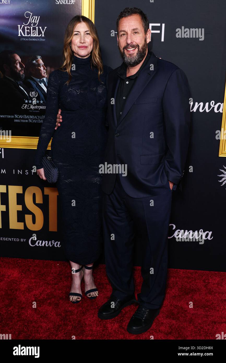 HOLLYWOOD, LOS ANGELES, KALIFORNIEN, USA - 23. OKTOBER: Die US-amerikanische Schauspielerin und Ex-Model Jackie Sandler und der US-amerikanische Schauspieler und Komiker Adam Sandler kommen beim AFI (American Film Institute) fest 2025, das von Canva präsentiert wird - Premiere von Netflix 'Jay Kelly', das am 23. Oktober 2025 im TCL Chinese Theatre IMAX in Hollywood, Los Angeles, Kalifornien, USA stattfand. (Foto: Xavier Collin/Image Press Agency) Stockfoto
