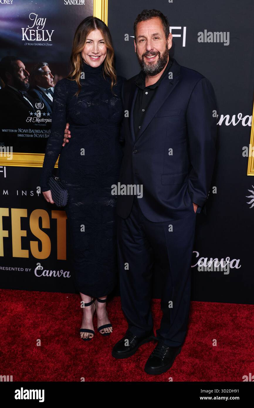 HOLLYWOOD, LOS ANGELES, KALIFORNIEN, USA - 23. OKTOBER: Die US-amerikanische Schauspielerin und Ex-Model Jackie Sandler und der US-amerikanische Schauspieler und Komiker Adam Sandler kommen beim AFI (American Film Institute) fest 2025, das von Canva präsentiert wird - Premiere von Netflix 'Jay Kelly', das am 23. Oktober 2025 im TCL Chinese Theatre IMAX in Hollywood, Los Angeles, Kalifornien, USA stattfand. (Foto: Xavier Collin/Image Press Agency) Stockfoto