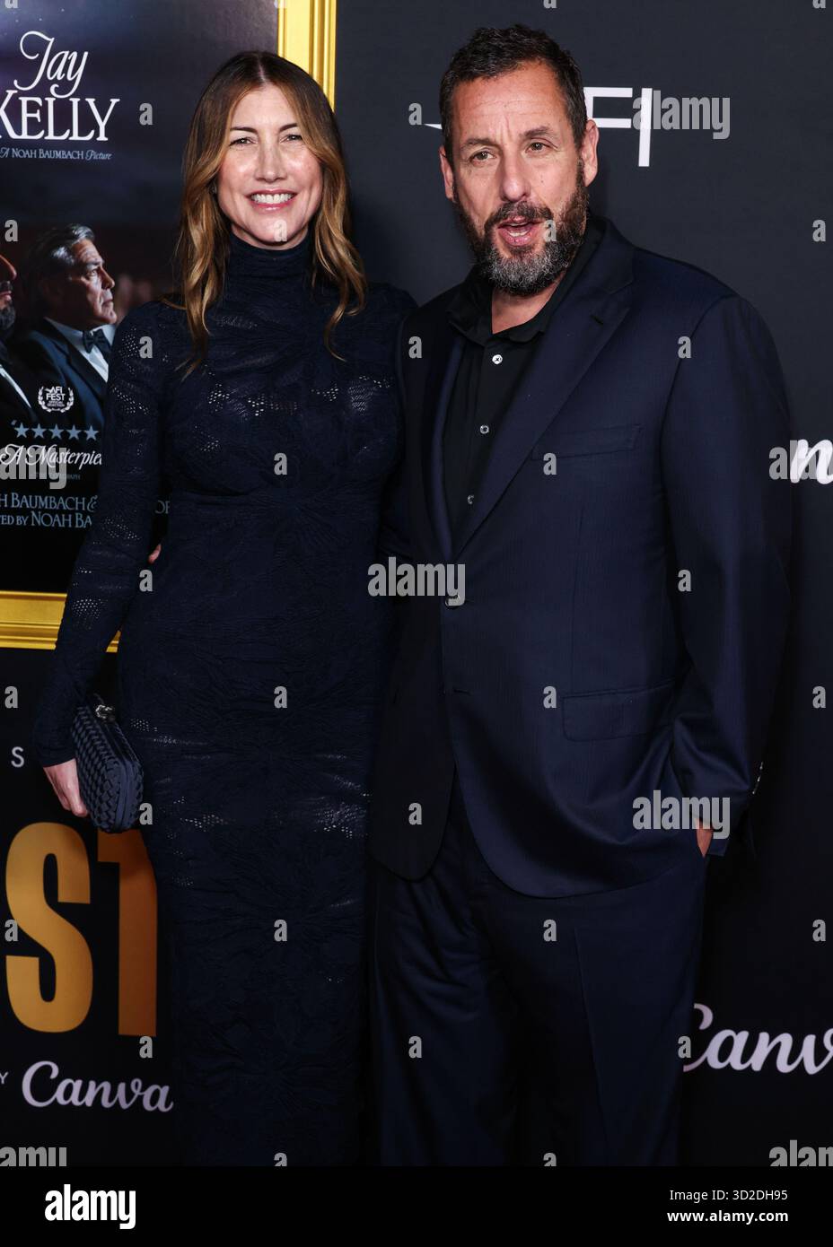 HOLLYWOOD, LOS ANGELES, KALIFORNIEN, USA - 23. OKTOBER: Die US-amerikanische Schauspielerin und Ex-Model Jackie Sandler und der US-amerikanische Schauspieler und Komiker Adam Sandler kommen beim AFI (American Film Institute) fest 2025, das von Canva präsentiert wird - Premiere von Netflix 'Jay Kelly', das am 23. Oktober 2025 im TCL Chinese Theatre IMAX in Hollywood, Los Angeles, Kalifornien, USA stattfand. (Foto: Xavier Collin/Image Press Agency) Stockfoto