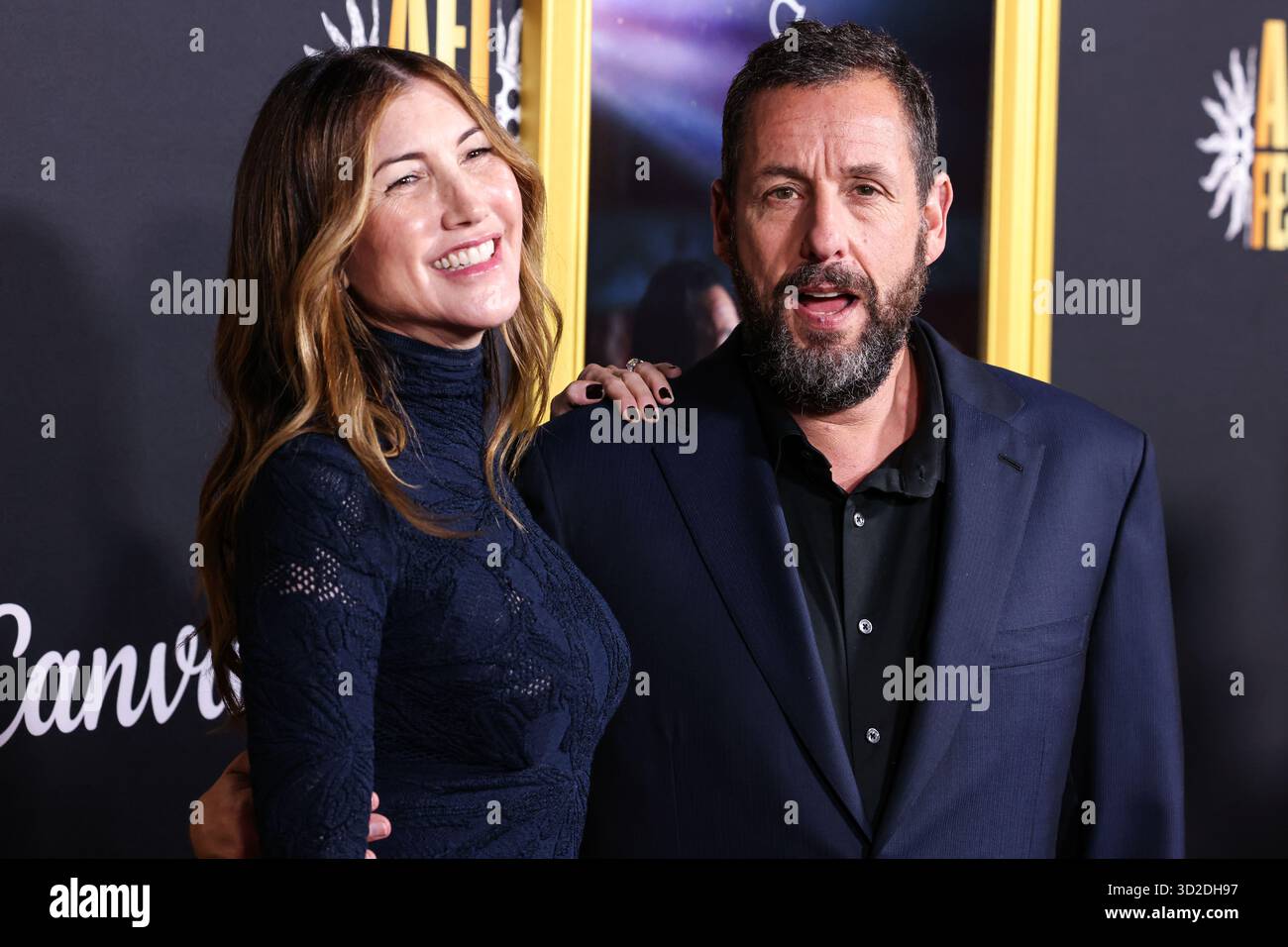 HOLLYWOOD, LOS ANGELES, KALIFORNIEN, USA - 23. OKTOBER: Die US-amerikanische Schauspielerin und Ex-Model Jackie Sandler und der US-amerikanische Schauspieler und Komiker Adam Sandler kommen beim AFI (American Film Institute) fest 2025, das von Canva präsentiert wird - Premiere von Netflix 'Jay Kelly', das am 23. Oktober 2025 im TCL Chinese Theatre IMAX in Hollywood, Los Angeles, Kalifornien, USA stattfand. (Foto: Xavier Collin/Image Press Agency) Stockfoto