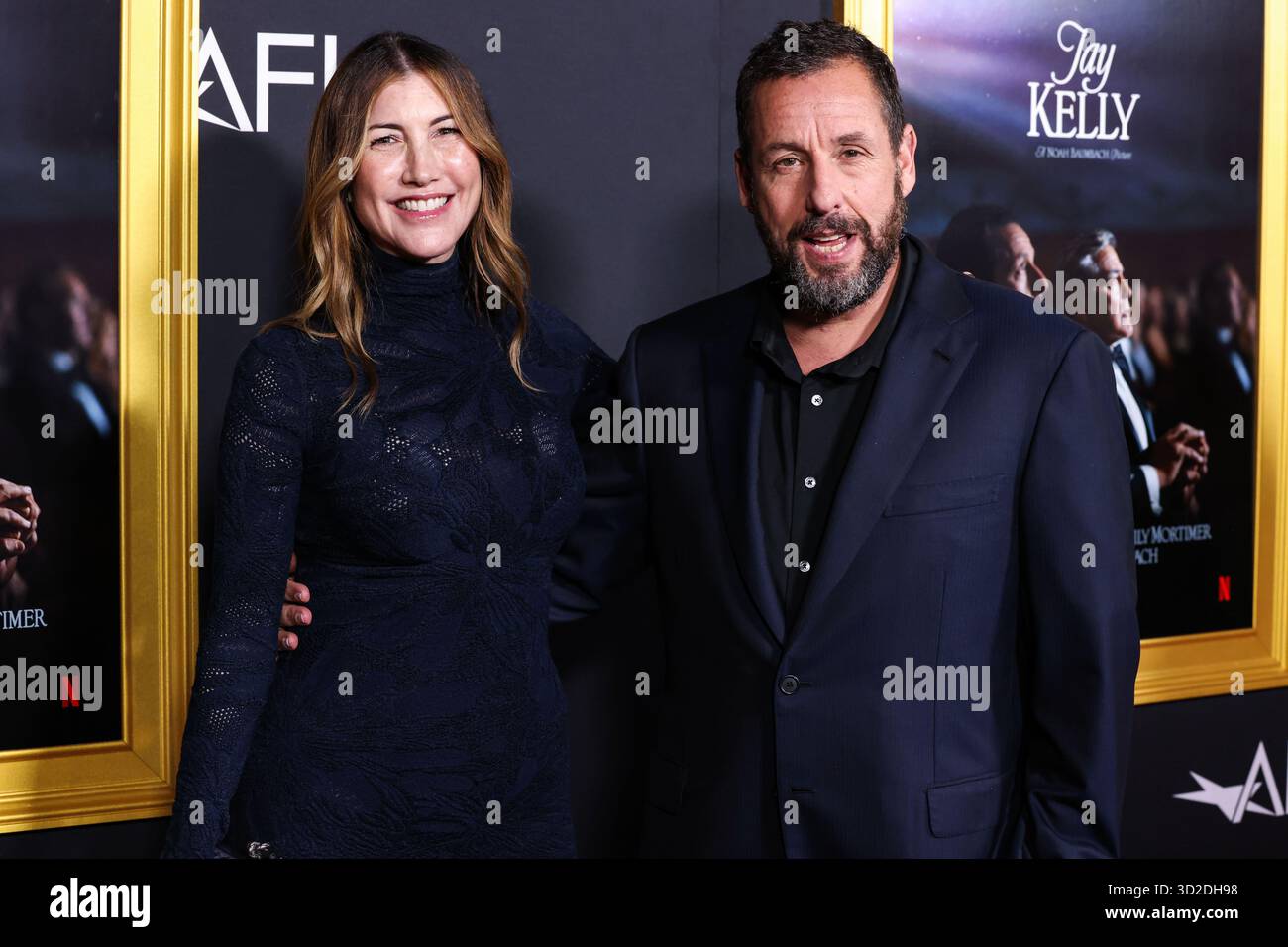 HOLLYWOOD, LOS ANGELES, KALIFORNIEN, USA - 23. OKTOBER: Die US-amerikanische Schauspielerin und Ex-Model Jackie Sandler und der US-amerikanische Schauspieler und Komiker Adam Sandler kommen beim AFI (American Film Institute) fest 2025, das von Canva präsentiert wird - Premiere von Netflix 'Jay Kelly', das am 23. Oktober 2025 im TCL Chinese Theatre IMAX in Hollywood, Los Angeles, Kalifornien, USA stattfand. (Foto: Xavier Collin/Image Press Agency) Stockfoto