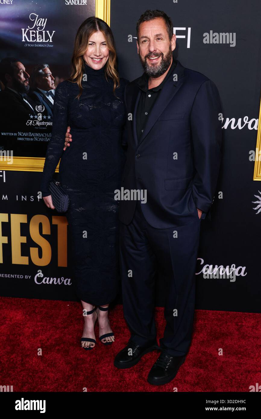 HOLLYWOOD, LOS ANGELES, KALIFORNIEN, USA - 23. OKTOBER: Die US-amerikanische Schauspielerin und Ex-Model Jackie Sandler und der US-amerikanische Schauspieler und Komiker Adam Sandler kommen beim AFI (American Film Institute) fest 2025, das von Canva präsentiert wird - Premiere von Netflix 'Jay Kelly', das am 23. Oktober 2025 im TCL Chinese Theatre IMAX in Hollywood, Los Angeles, Kalifornien, USA stattfand. (Foto: Xavier Collin/Image Press Agency) Stockfoto