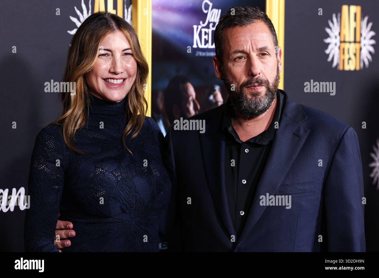 HOLLYWOOD, LOS ANGELES, KALIFORNIEN, USA - 23. OKTOBER: Die US-amerikanische Schauspielerin und Ex-Model Jackie Sandler und der US-amerikanische Schauspieler und Komiker Adam Sandler kommen beim AFI (American Film Institute) fest 2025, das von Canva präsentiert wird - Premiere von Netflix 'Jay Kelly', das am 23. Oktober 2025 im TCL Chinese Theatre IMAX in Hollywood, Los Angeles, Kalifornien, USA stattfand. (Foto: Xavier Collin/Image Press Agency) Stockfoto