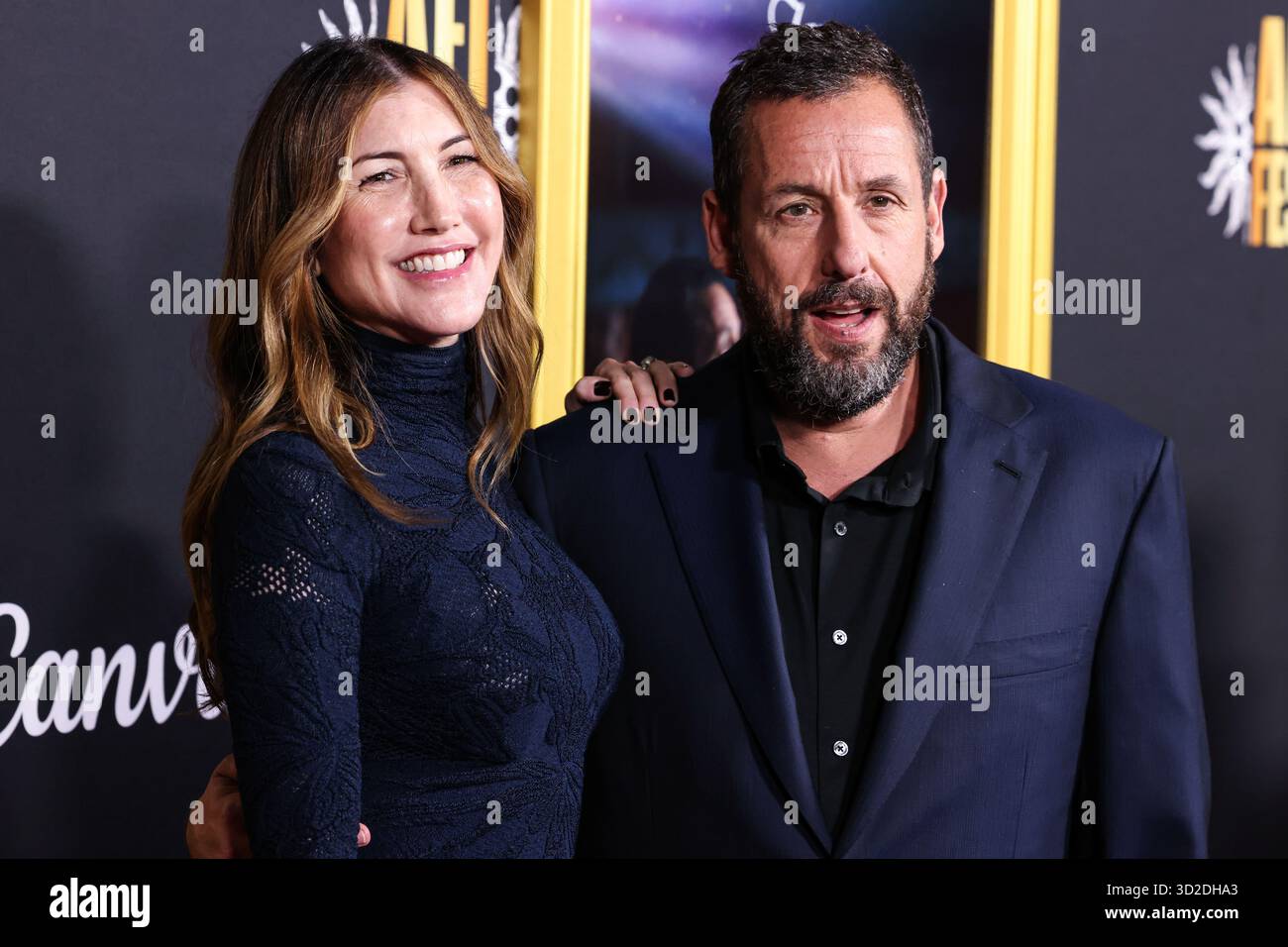 HOLLYWOOD, LOS ANGELES, KALIFORNIEN, USA - 23. OKTOBER: Die US-amerikanische Schauspielerin und Ex-Model Jackie Sandler und der US-amerikanische Schauspieler und Komiker Adam Sandler kommen beim AFI (American Film Institute) fest 2025, das von Canva präsentiert wird - Premiere von Netflix 'Jay Kelly', das am 23. Oktober 2025 im TCL Chinese Theatre IMAX in Hollywood, Los Angeles, Kalifornien, USA stattfand. (Foto: Xavier Collin/Image Press Agency) Stockfoto