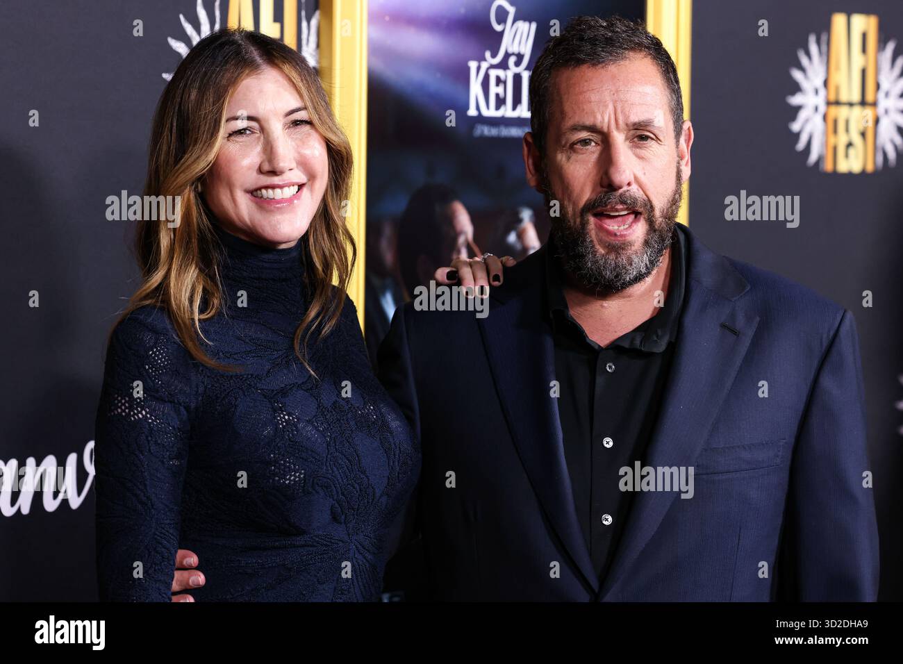 HOLLYWOOD, LOS ANGELES, KALIFORNIEN, USA - 23. OKTOBER: Die US-amerikanische Schauspielerin und Ex-Model Jackie Sandler und der US-amerikanische Schauspieler und Komiker Adam Sandler kommen beim AFI (American Film Institute) fest 2025, das von Canva präsentiert wird - Premiere von Netflix 'Jay Kelly', das am 23. Oktober 2025 im TCL Chinese Theatre IMAX in Hollywood, Los Angeles, Kalifornien, USA stattfand. (Foto: Xavier Collin/Image Press Agency) Stockfoto