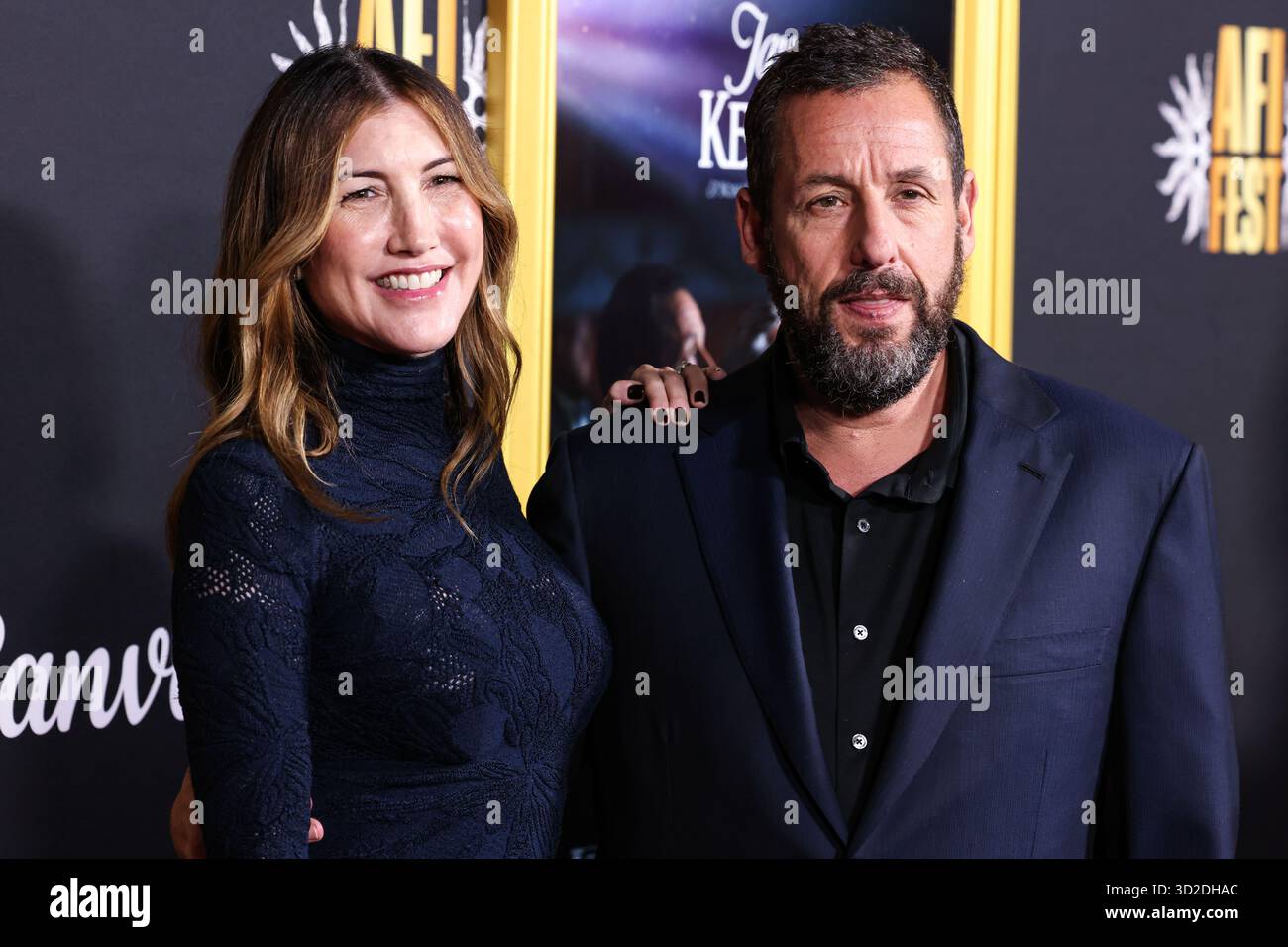 HOLLYWOOD, LOS ANGELES, KALIFORNIEN, USA - 23. OKTOBER: Die US-amerikanische Schauspielerin und Ex-Model Jackie Sandler und der US-amerikanische Schauspieler und Komiker Adam Sandler kommen beim AFI (American Film Institute) fest 2025, das von Canva präsentiert wird - Premiere von Netflix 'Jay Kelly', das am 23. Oktober 2025 im TCL Chinese Theatre IMAX in Hollywood, Los Angeles, Kalifornien, USA stattfand. (Foto: Xavier Collin/Image Press Agency) Stockfoto