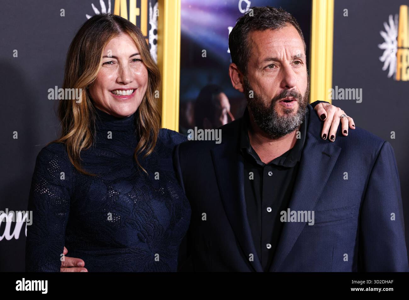 HOLLYWOOD, LOS ANGELES, KALIFORNIEN, USA - 23. OKTOBER: Die US-amerikanische Schauspielerin und Ex-Model Jackie Sandler und der US-amerikanische Schauspieler und Komiker Adam Sandler kommen beim AFI (American Film Institute) fest 2025, das von Canva präsentiert wird - Premiere von Netflix 'Jay Kelly', das am 23. Oktober 2025 im TCL Chinese Theatre IMAX in Hollywood, Los Angeles, Kalifornien, USA stattfand. (Foto: Xavier Collin/Image Press Agency) Stockfoto