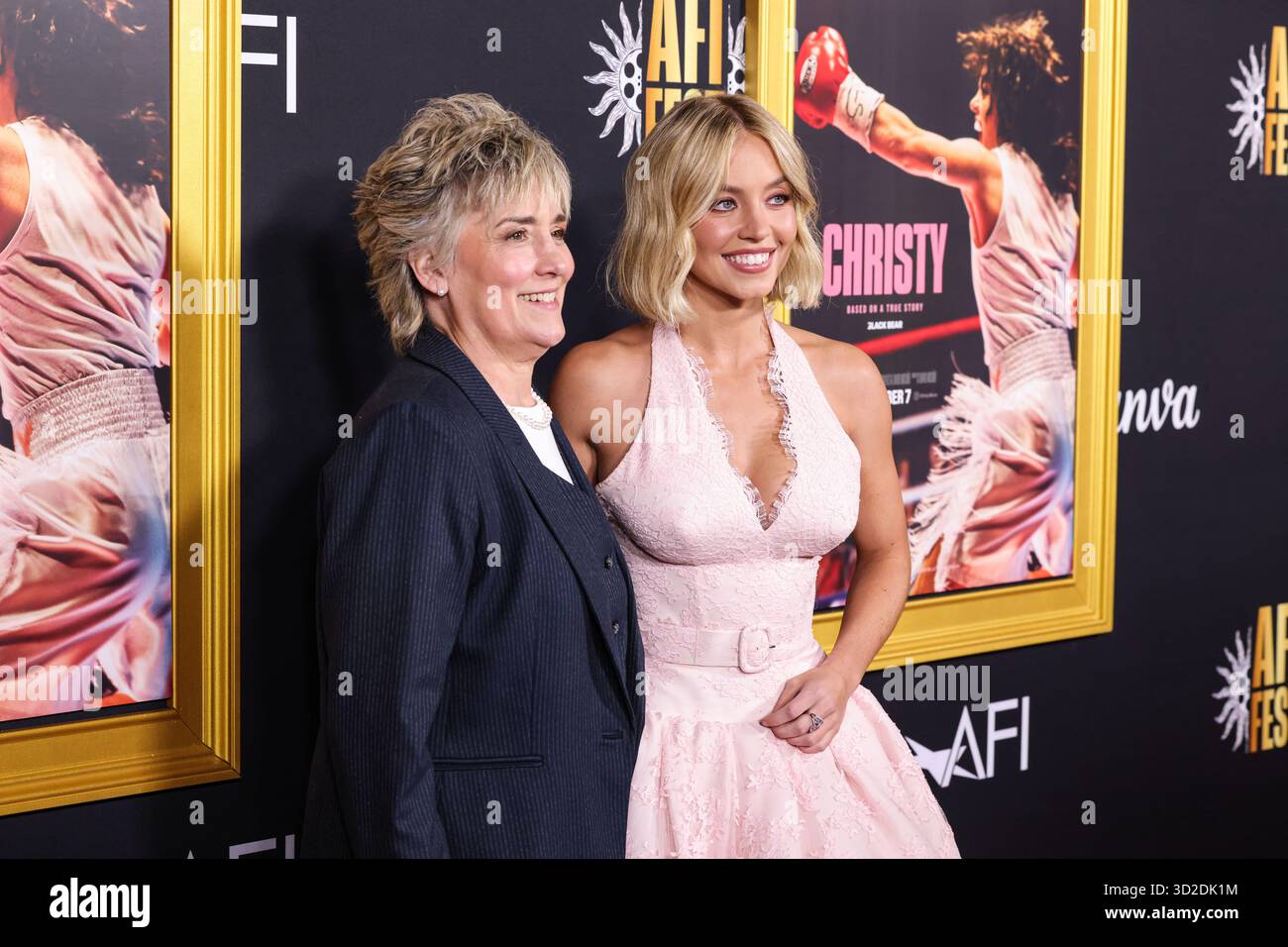 HOLLYWOOD, LOS ANGELES, KALIFORNIEN, USA - 25. OKTOBER: Die ehemalige amerikanische Boxerin, Boxanalytikerin und Motivationssprecherin Christy Martin und die US-amerikanische Schauspielerin und Produzentin Sydney Sweeney in einem maßgeschneiderten Miu Miu Kleid kommen beim AFI (American Film Institute) fest 2025, das von Canva präsentiert wird - Premiere von Black Bears „Christy“, das am 25. Oktober 2025 im TCL Chinese Theatre IMAX in Hollywood, Los Angeles, Kalifornien, USA stattfand. (Foto: Xavier Collin/Image Press Agency) Stockfoto