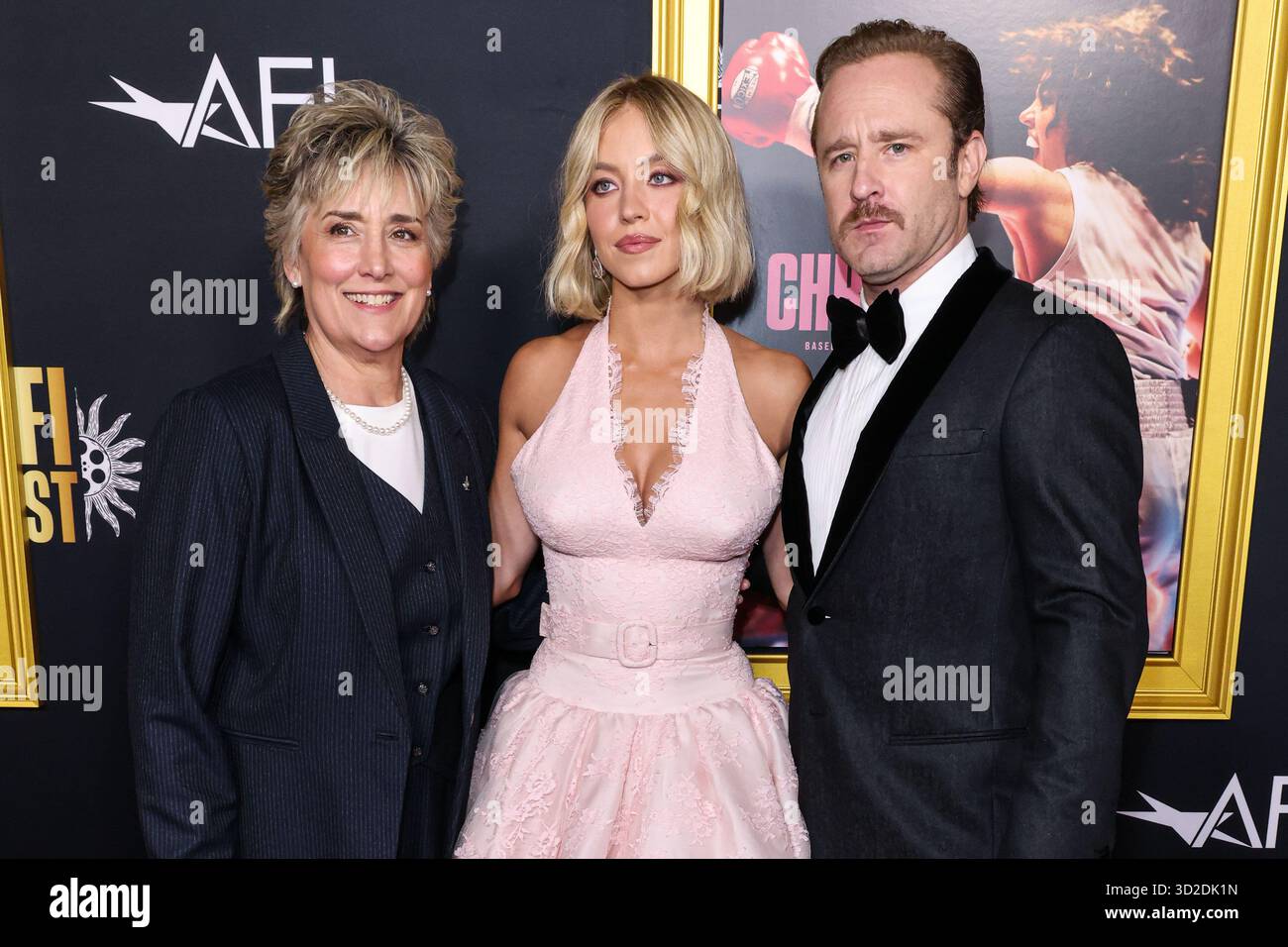 HOLLYWOOD, LOS ANGELES, KALIFORNIEN, USA - 25. OKTOBER: Die US-amerikanische ehemalige Boxerin, Boxanalytikerin und Motivationssprecherin Christy Martin, die US-amerikanische Schauspielerin und Produzentin Sydney Sweeney in einem maßgeschneiderten Miu Miu-Kleid und der US-amerikanische Schauspieler Ben Foster kommen beim AFI (American Film Institute) fest 2025 an, das von Canva präsentiert wird – Premiere von Black Bears „Christy“, das am 25. Oktober 2025 im TCL Chinese Theatre IMAX in Hollywood, Los Angeles, Kalifornien, USA stattfand. (Foto: Xavier Collin/Image Press Agency) Stockfoto