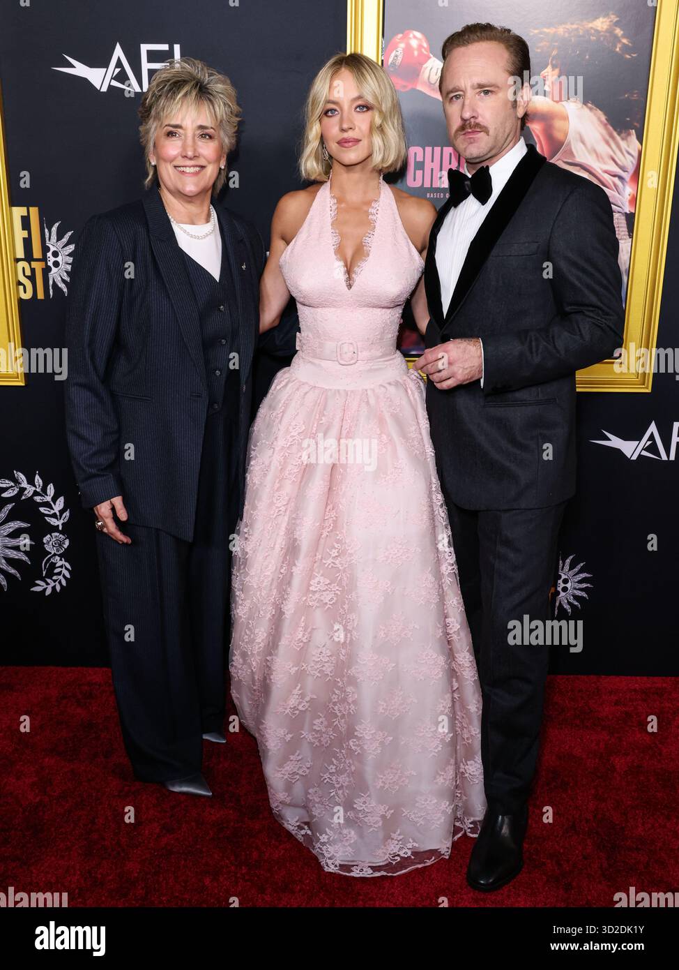 HOLLYWOOD, LOS ANGELES, KALIFORNIEN, USA - 25. OKTOBER: Die US-amerikanische ehemalige Boxerin, Boxanalytikerin und Motivationssprecherin Christy Martin, die US-amerikanische Schauspielerin und Produzentin Sydney Sweeney in einem maßgeschneiderten Miu Miu-Kleid und der US-amerikanische Schauspieler Ben Foster kommen beim AFI (American Film Institute) fest 2025 an, das von Canva präsentiert wird – Premiere von Black Bears „Christy“, das am 25. Oktober 2025 im TCL Chinese Theatre IMAX in Hollywood, Los Angeles, Kalifornien, USA stattfand. (Foto: Xavier Collin/Image Press Agency) Stockfoto