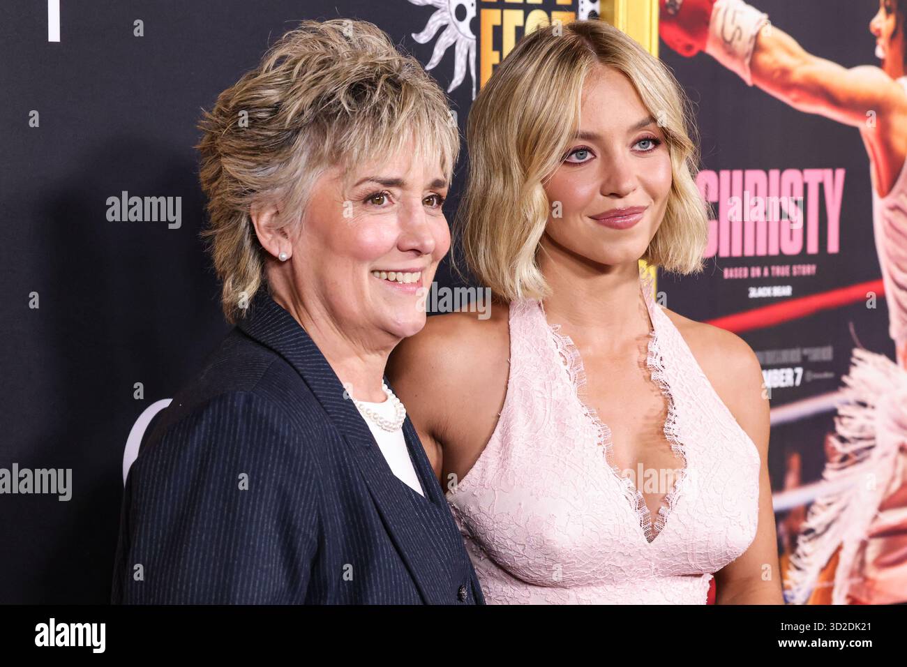HOLLYWOOD, LOS ANGELES, KALIFORNIEN, USA - 25. OKTOBER: Die ehemalige amerikanische Boxerin, Boxanalytikerin und Motivationssprecherin Christy Martin und die US-amerikanische Schauspielerin und Produzentin Sydney Sweeney in einem maßgeschneiderten Miu Miu Kleid kommen beim AFI (American Film Institute) fest 2025, das von Canva präsentiert wird - Premiere von Black Bears „Christy“, das am 25. Oktober 2025 im TCL Chinese Theatre IMAX in Hollywood, Los Angeles, Kalifornien, USA stattfand. (Foto: Xavier Collin/Image Press Agency) Stockfoto